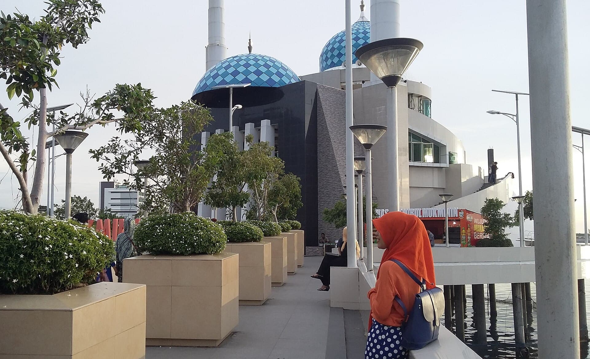 مسجد أمير المؤمنين العائم