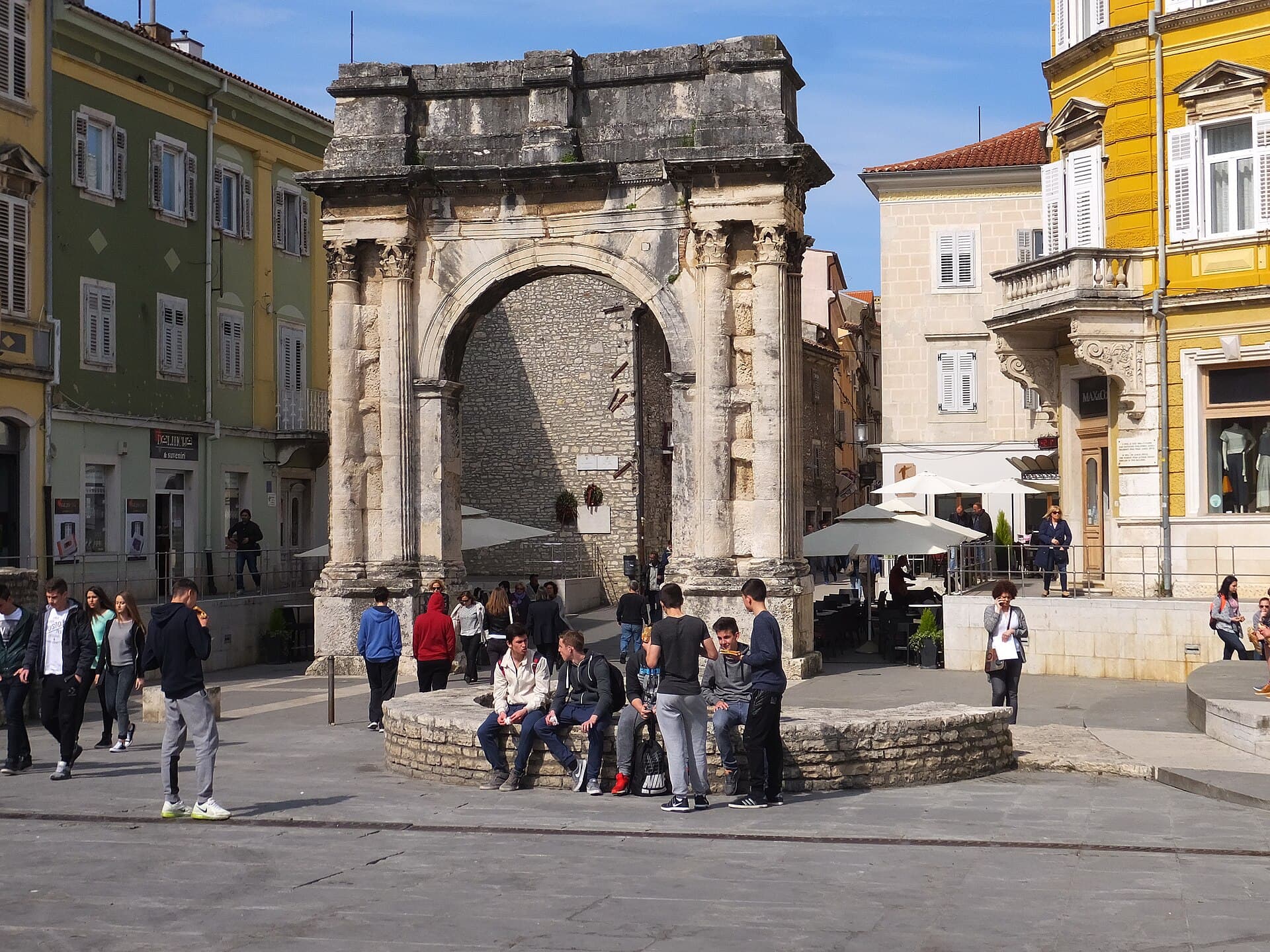 Arch of the Sergii, Pula