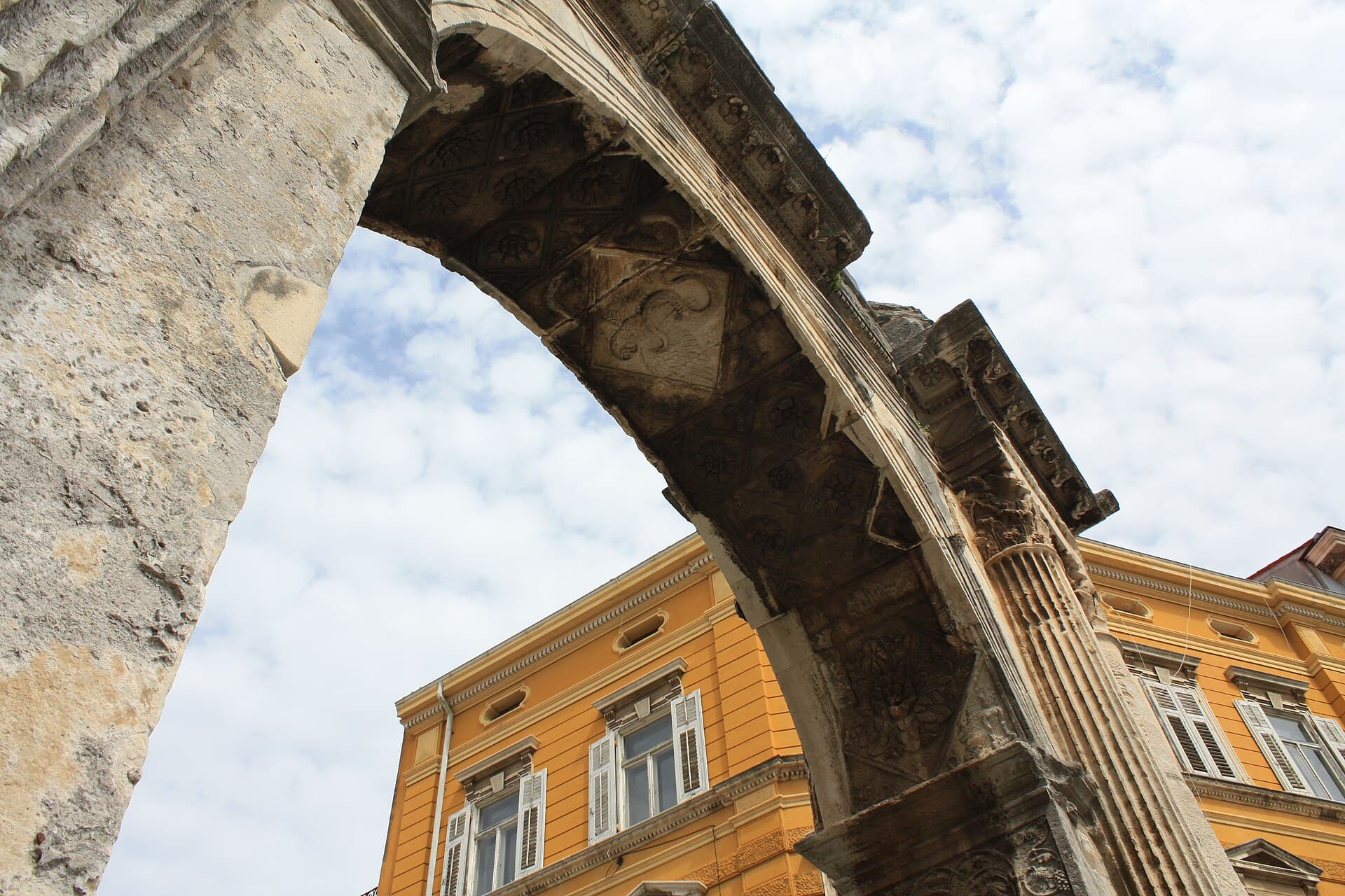 Arch of the Sergii, Pula