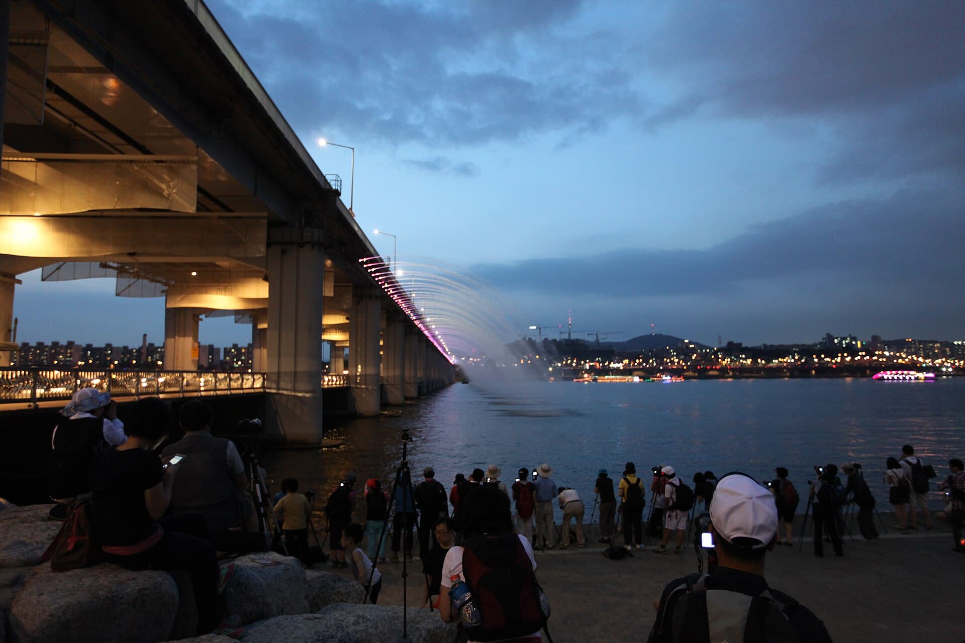 Banpo Bridge Moonlight Rainbow Fountain, Seoul