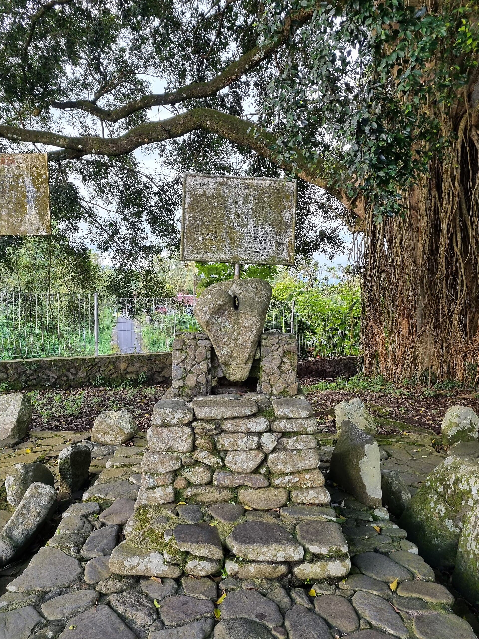 Batu Batikam stone, Limo Kaum