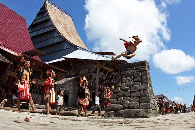 Bawomataluo village and Nias stone jumping