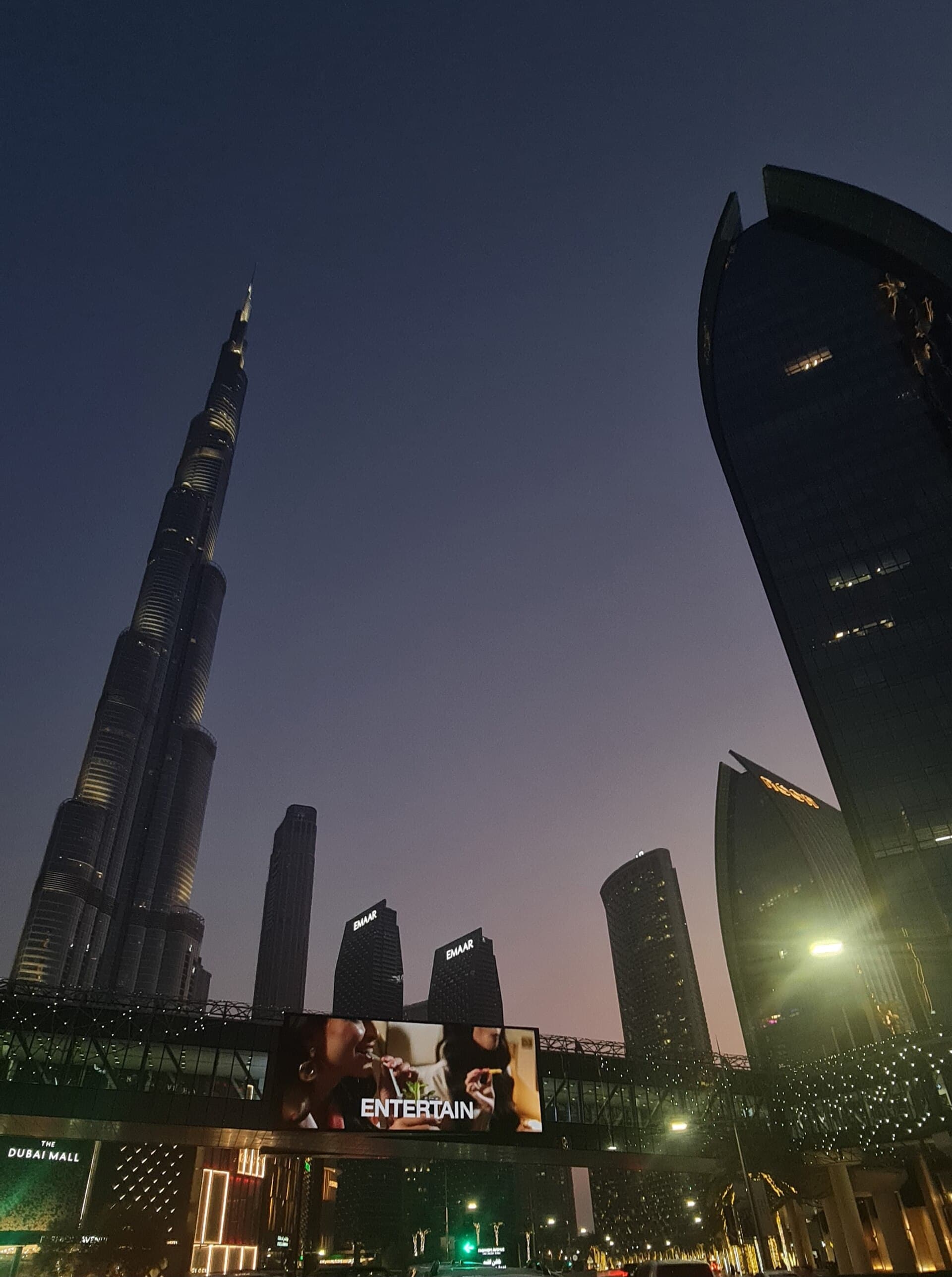 البرج والمباني المحيطة عند الغروب