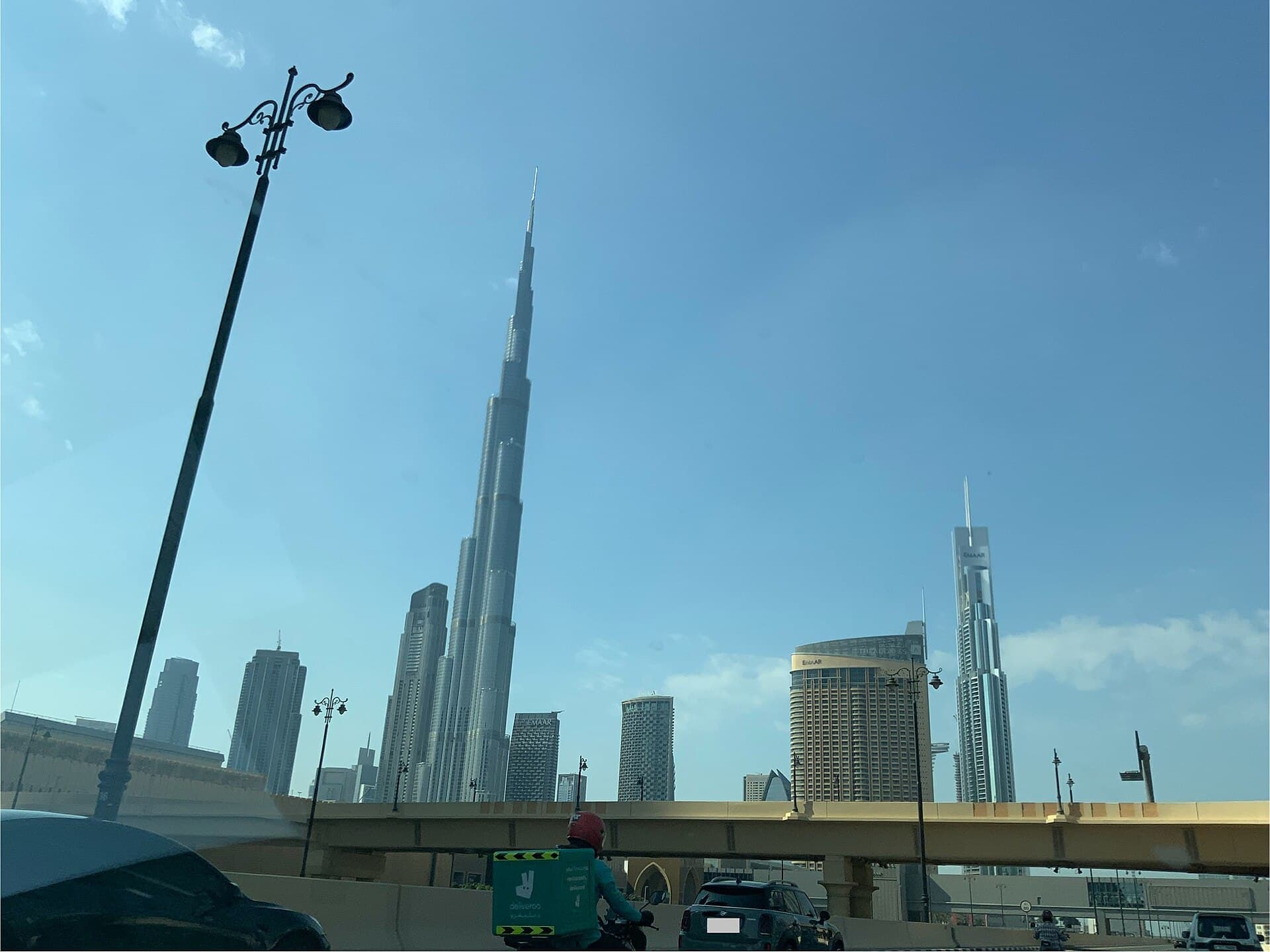 الواجهة الزجاجية المتدرجة للبرج