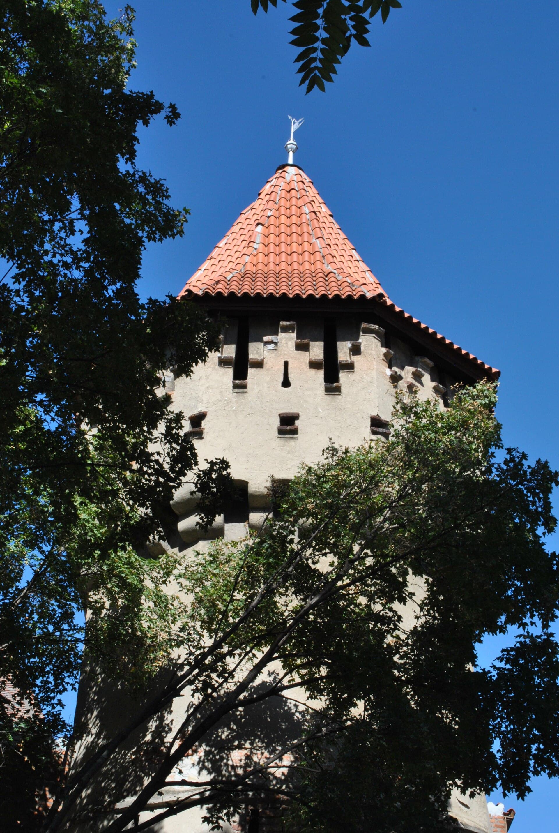 The tower on the wall line between its neighbours