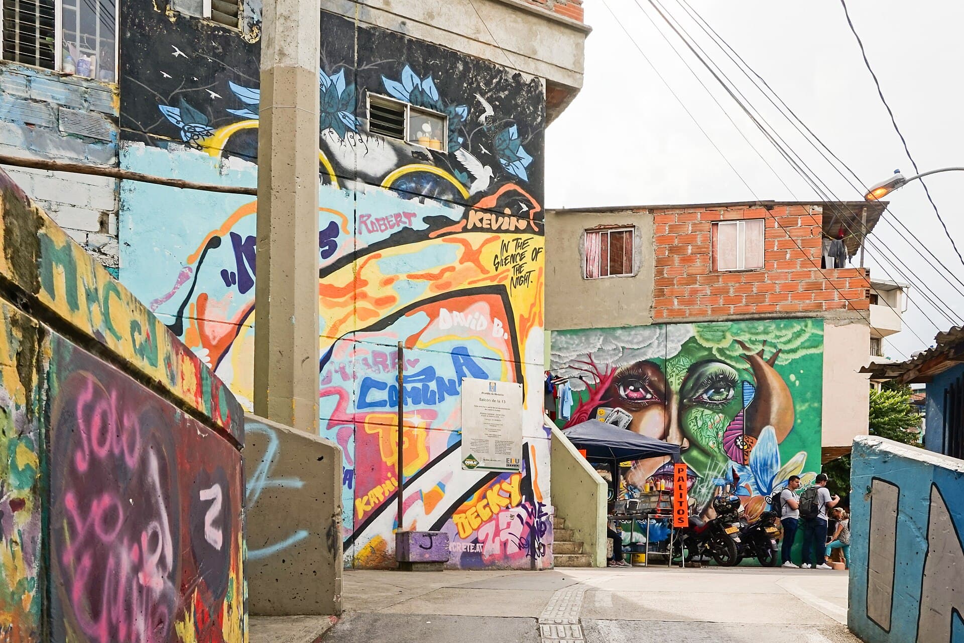 Comuna 13 murals