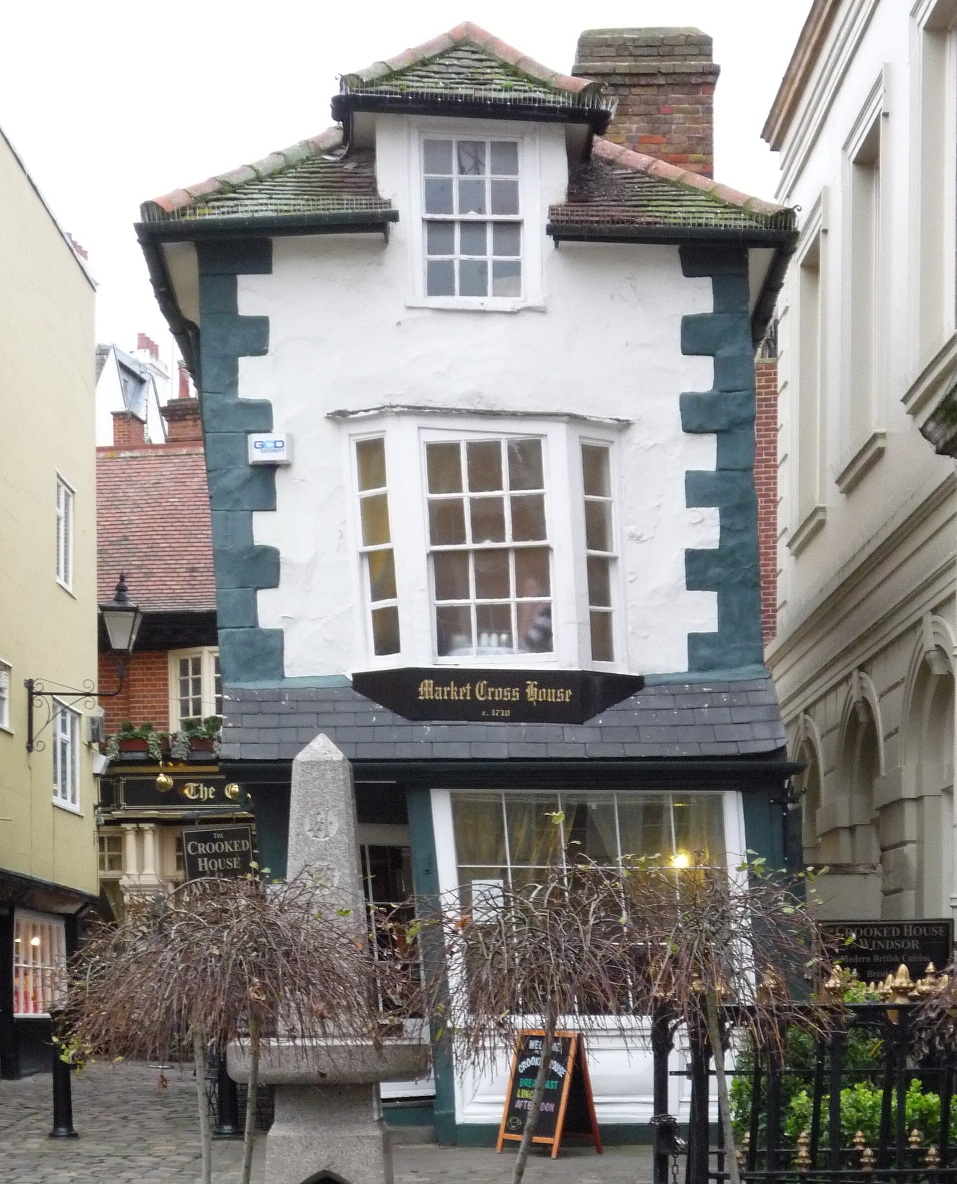 Crooked House of Windsor, Windsor