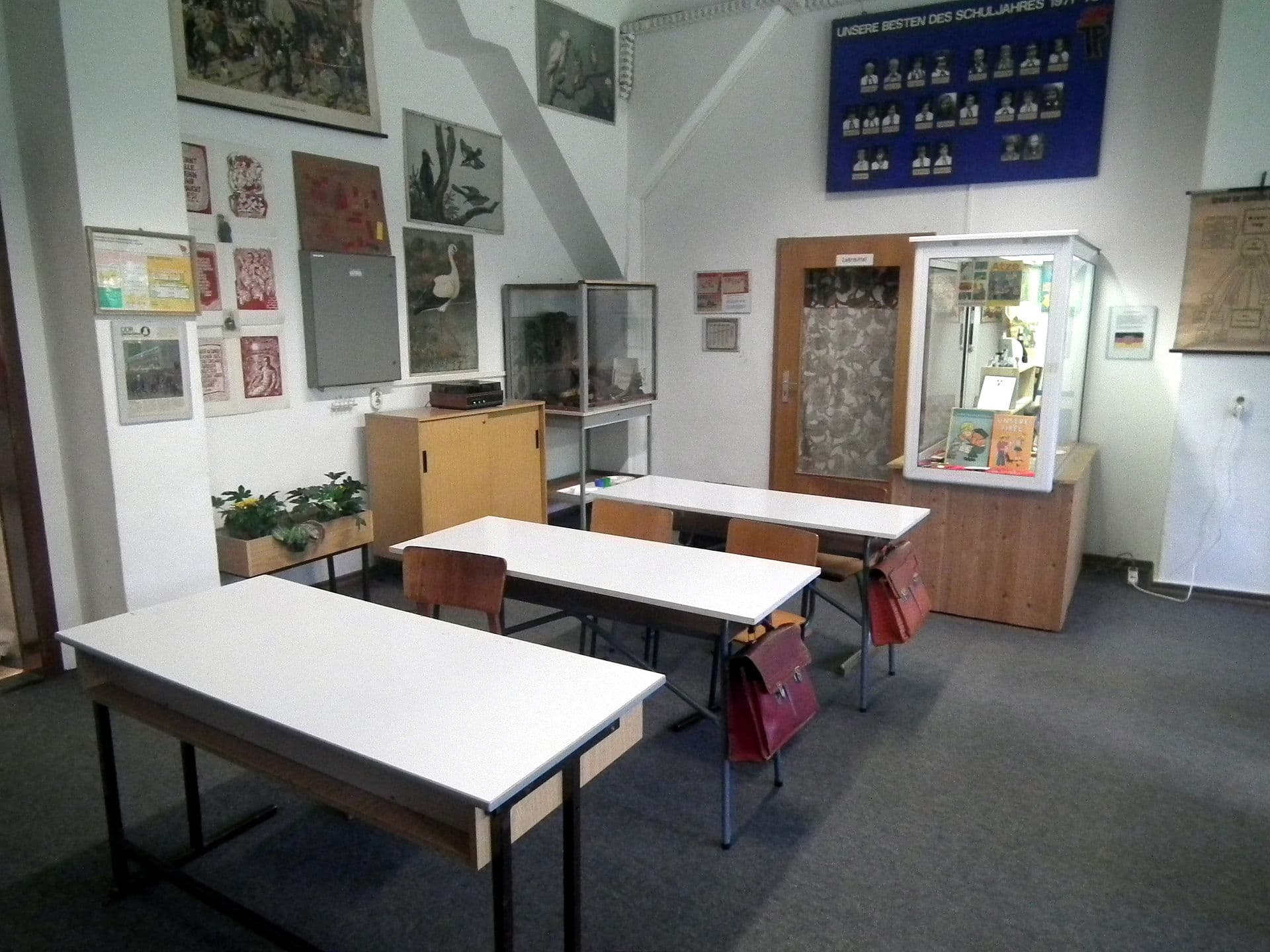A reassembled East German classroom with its furniture