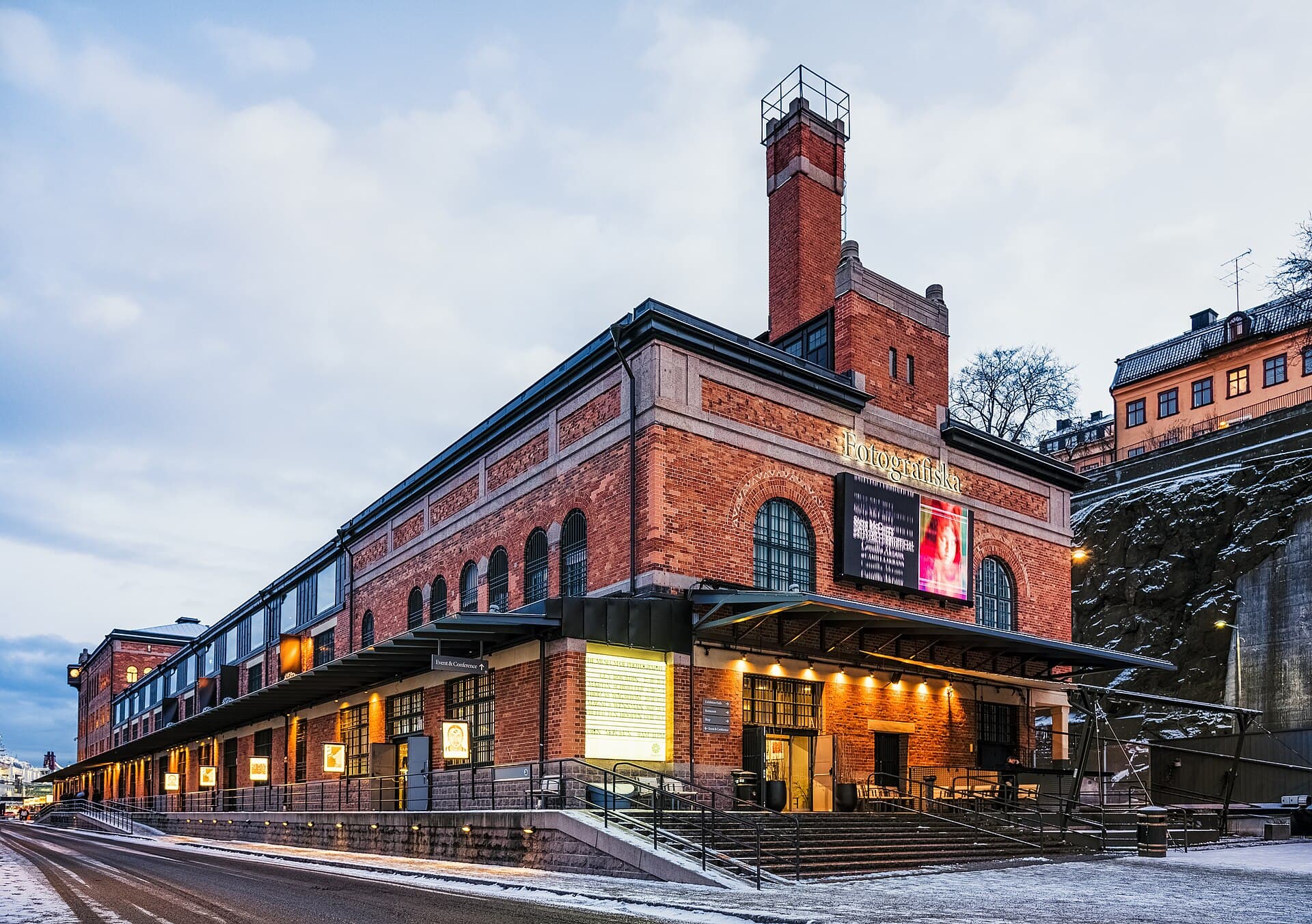 The museum facade from the waterside