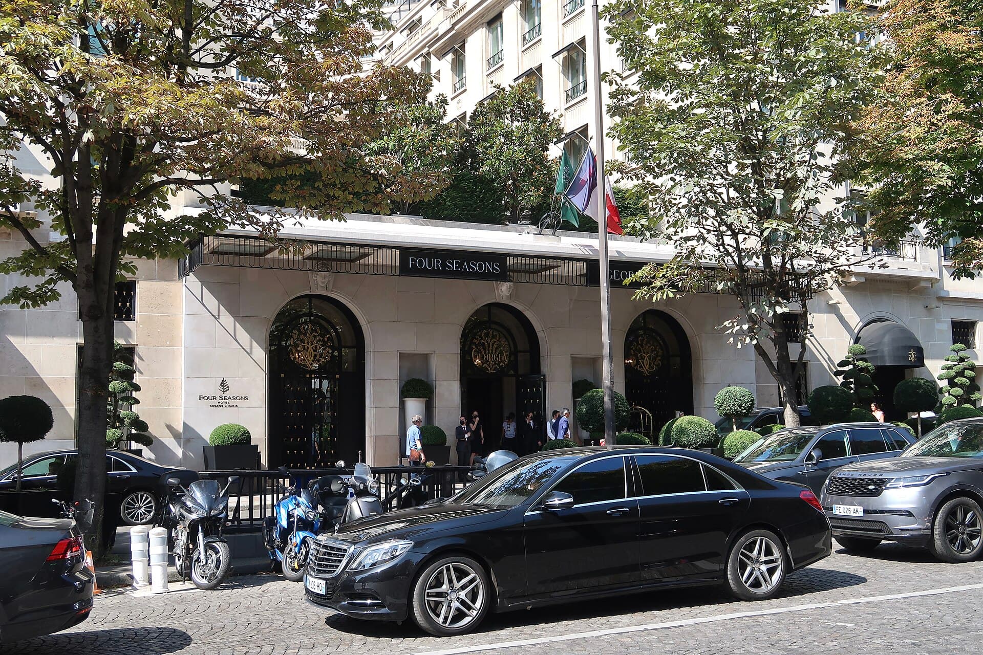 The entrance and awnings of the Hôtel George V on the avenue