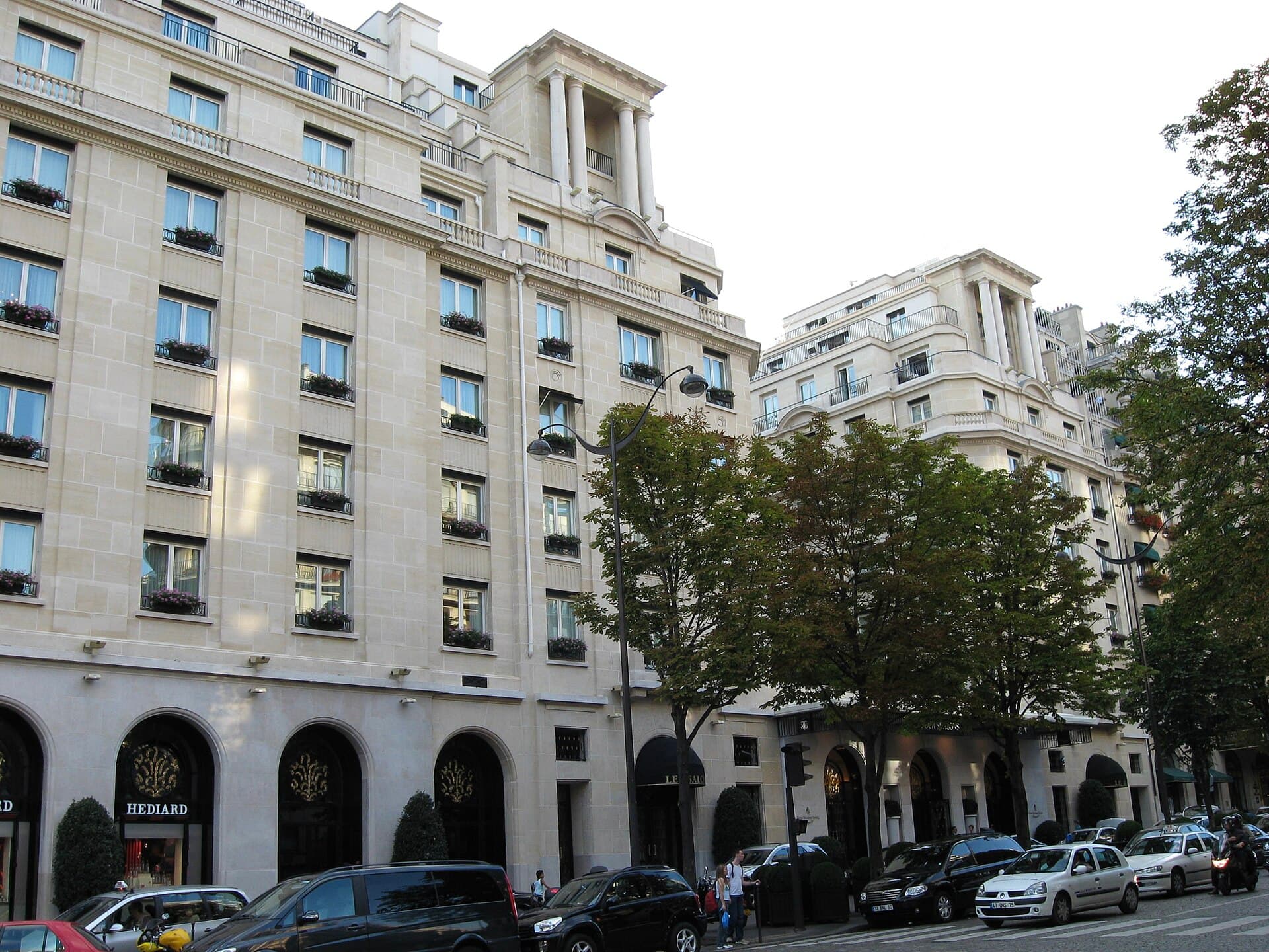 The Hôtel George V building seen from the street