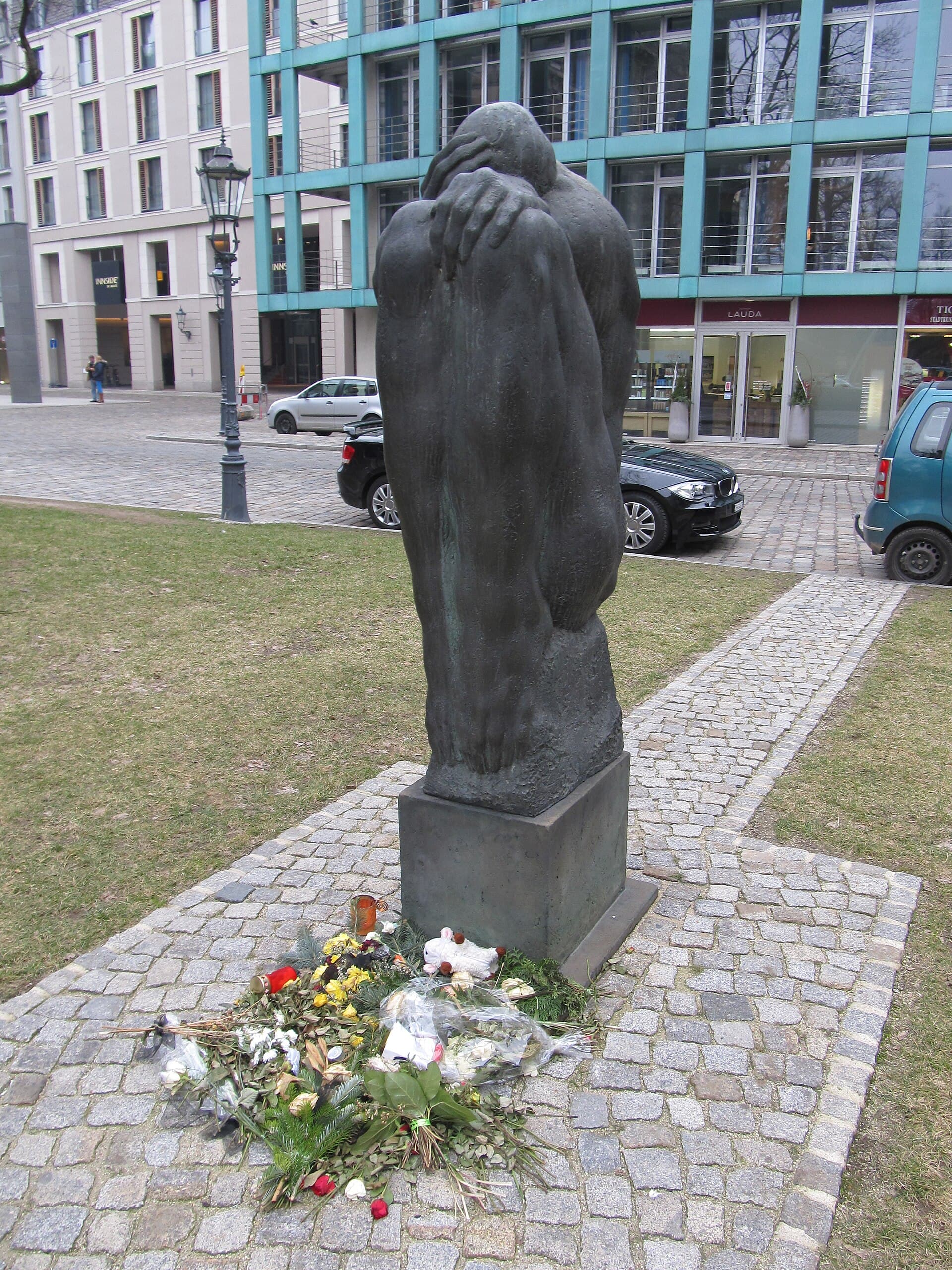 The Large Grieving Man, Dresden