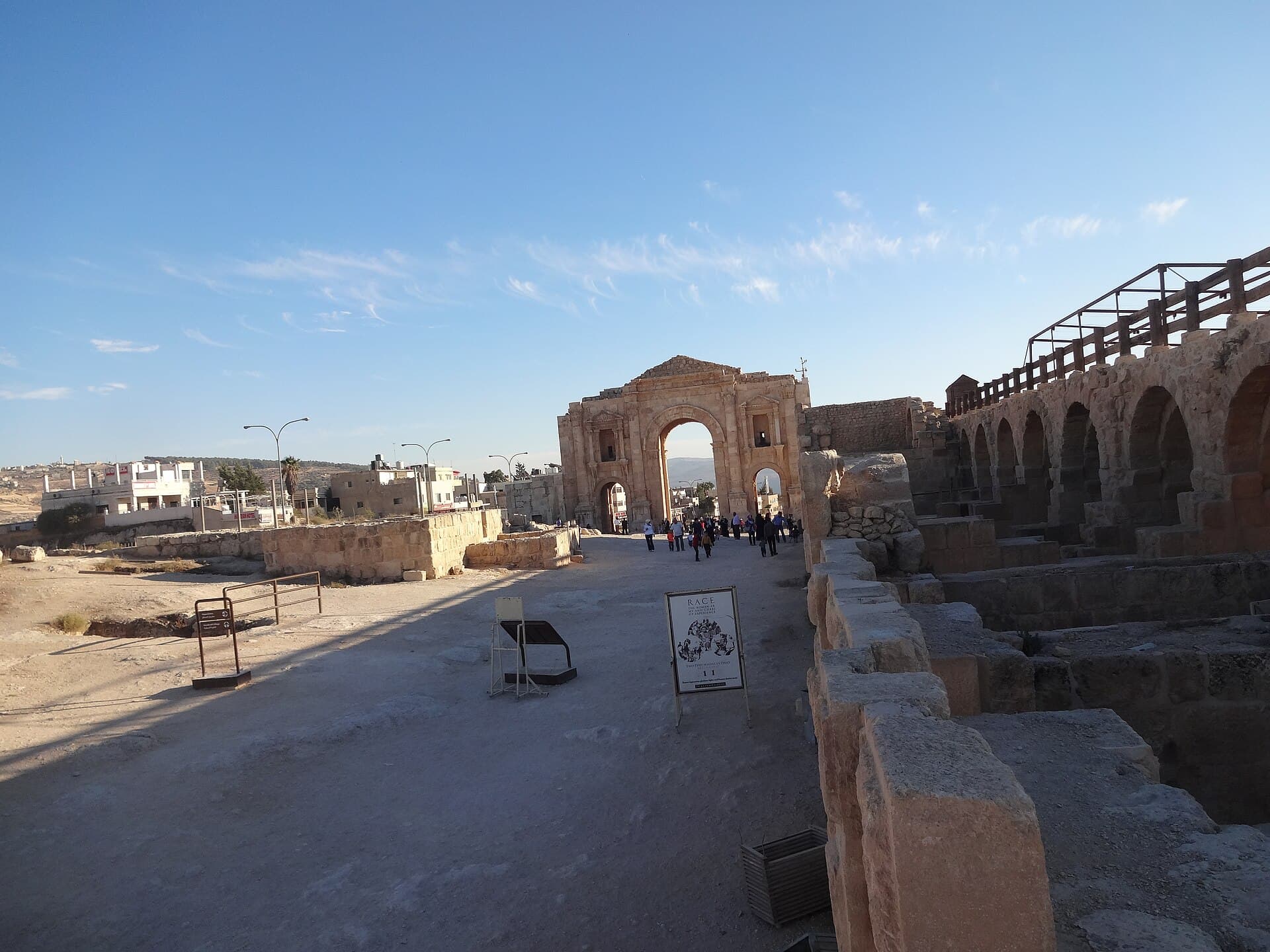 قوس هادريان (جرش)، جرش