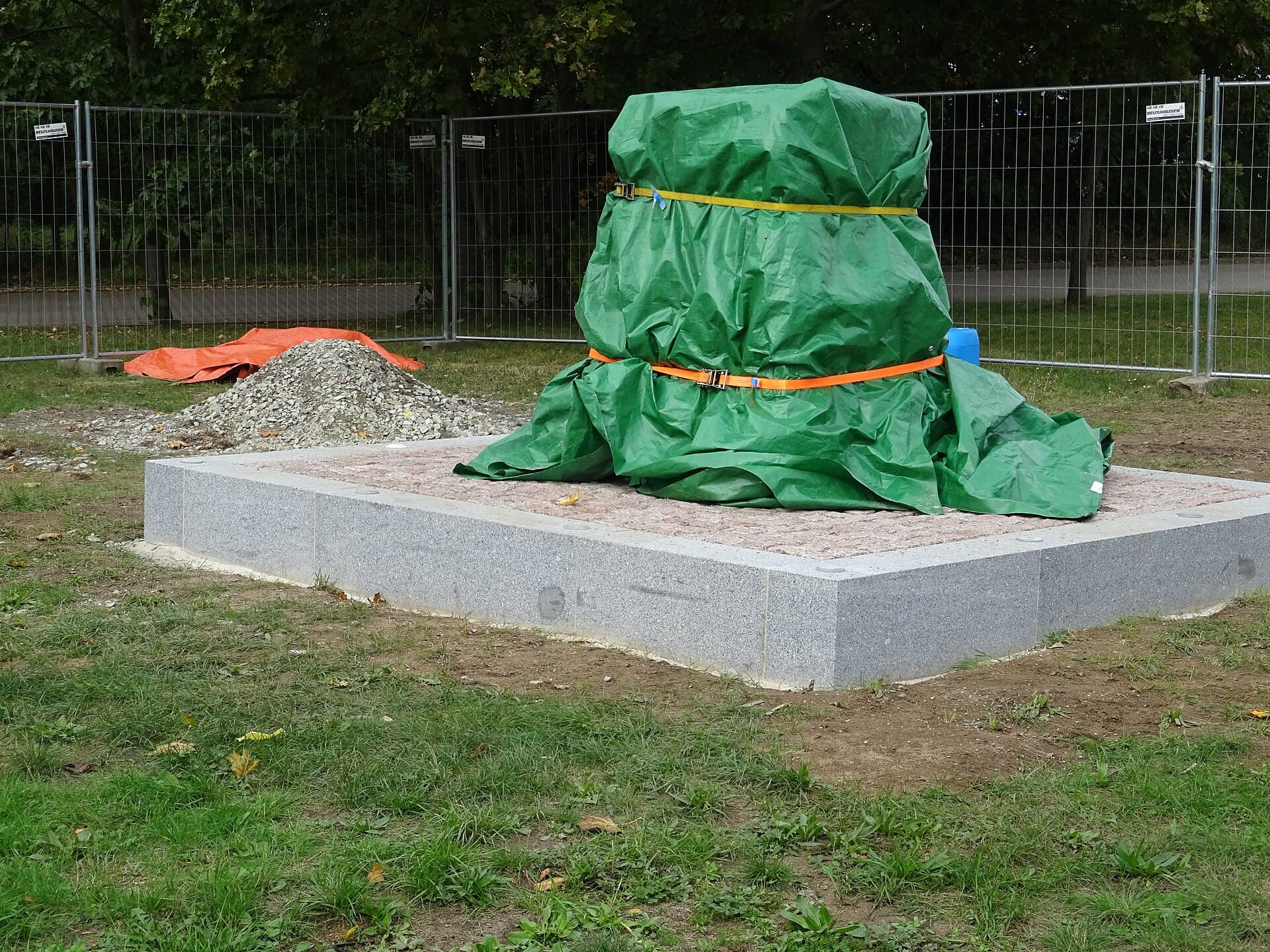 The Captain Hirsch Monument, Dresden