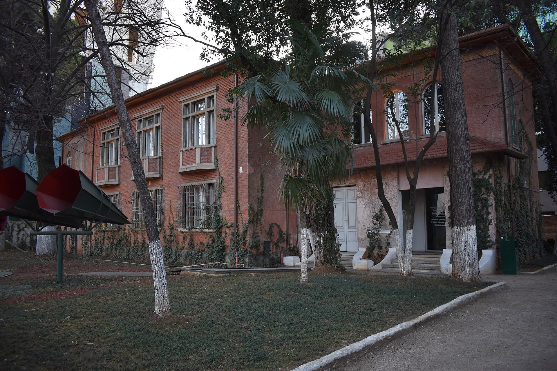House of Leaves (Tirana), Tirana