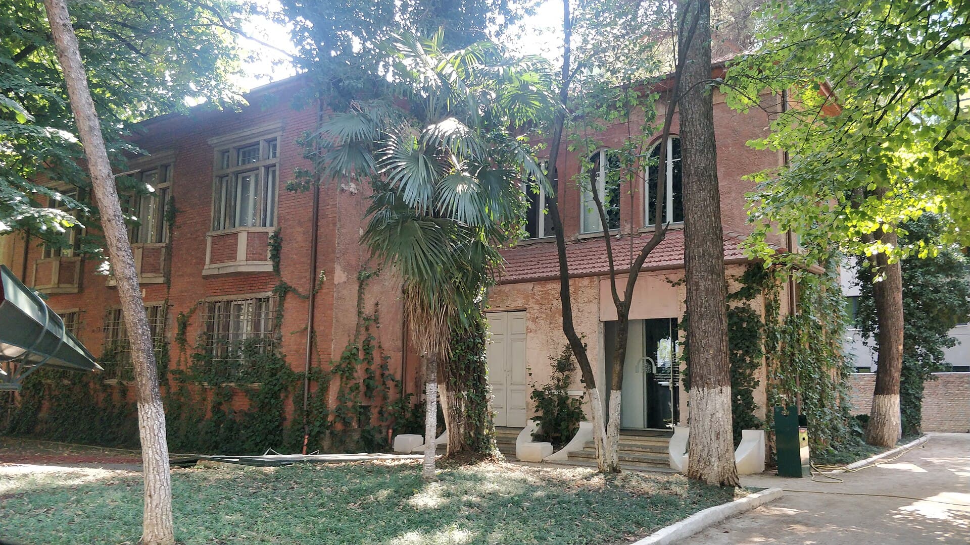House of Leaves (Tirana), Tirana