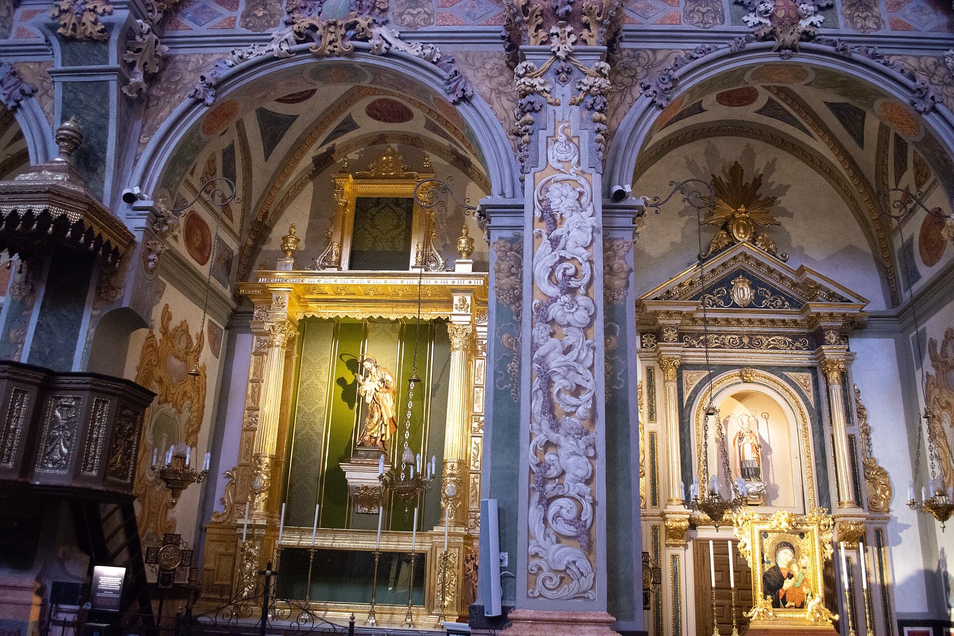 Side chapels inside the Church of San Nicolás