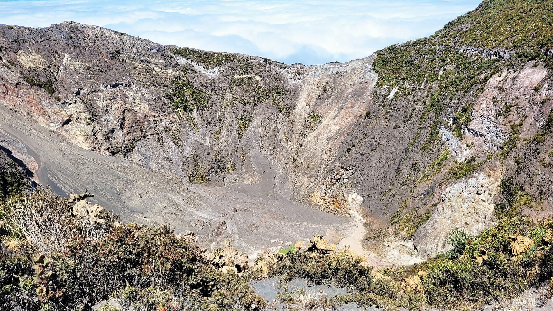Irazú volcano crater