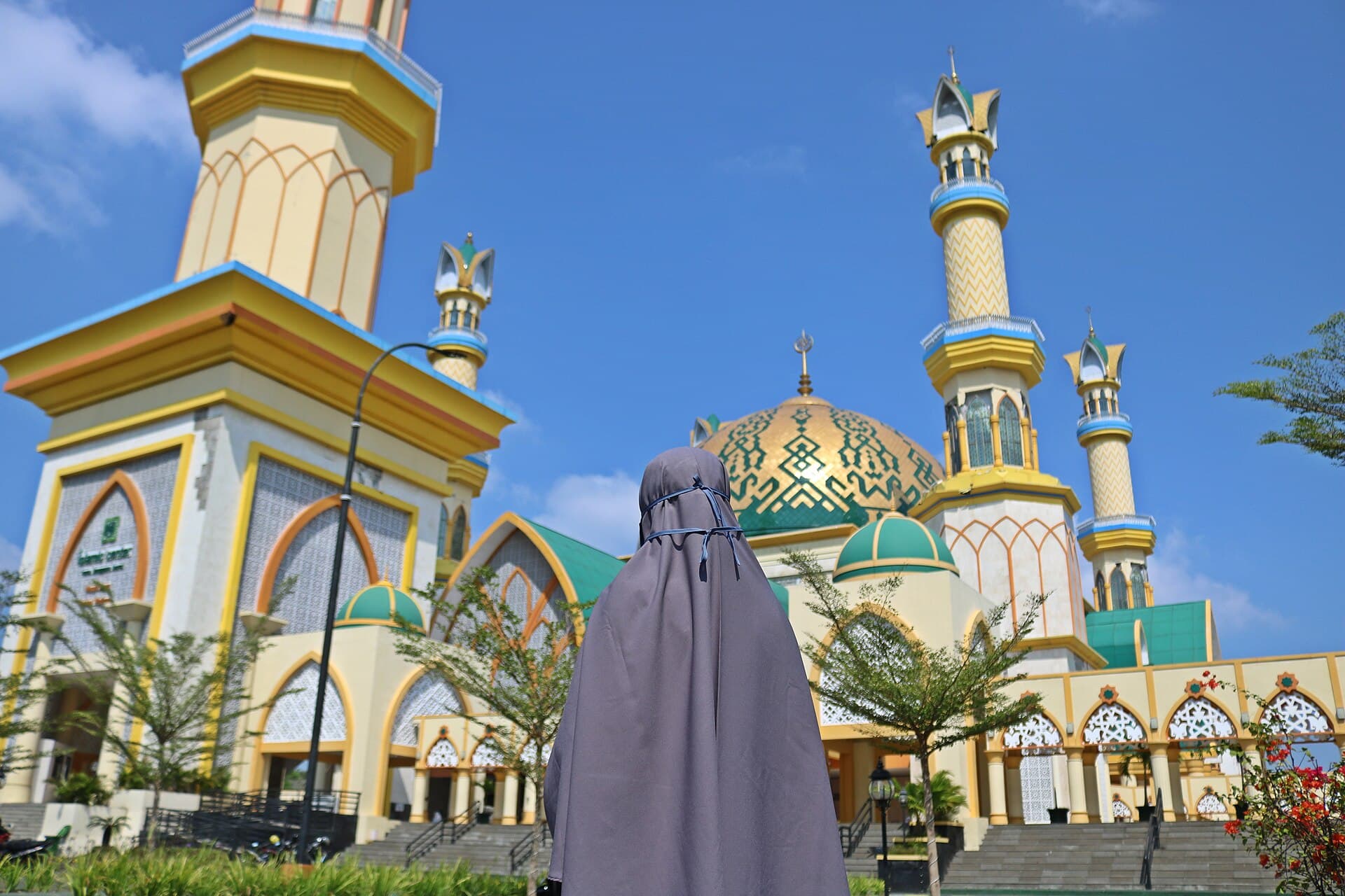 Hubbul Wathan Grand Mosque, Mataram