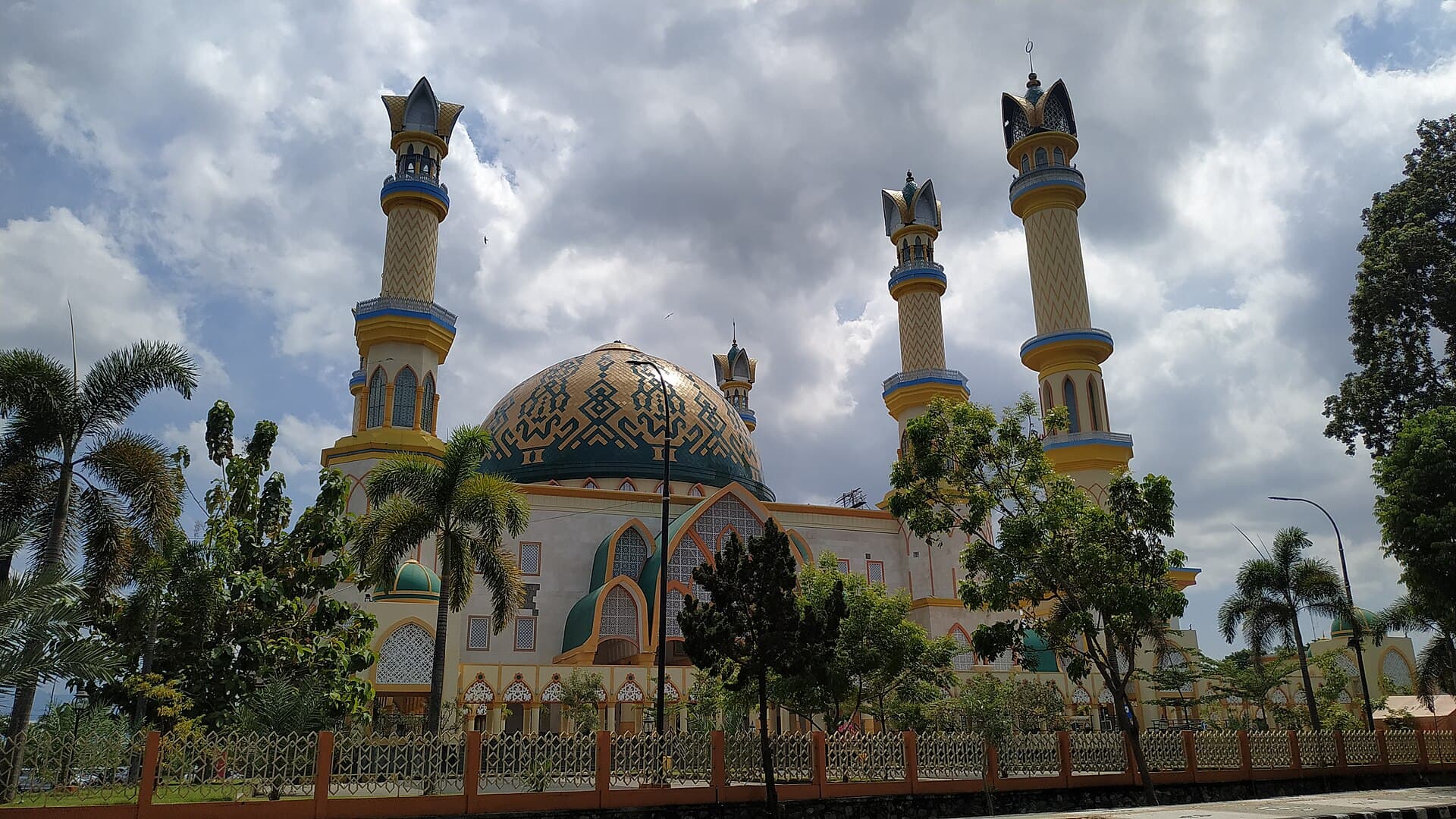 Hubbul Wathan Grand Mosque, Mataram