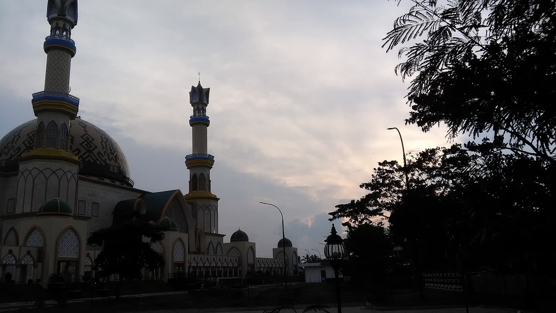 Hubbul Wathan Grand Mosque, Mataram