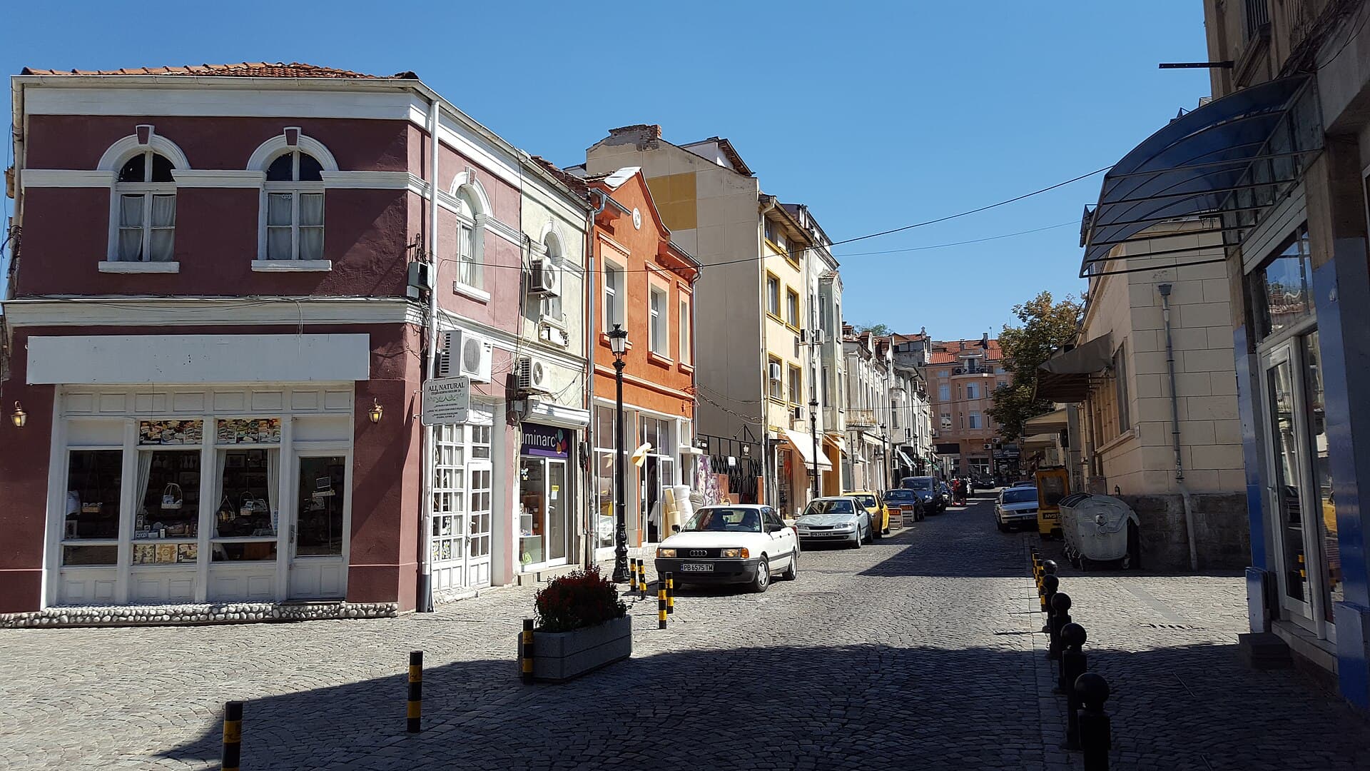 Cafés and craft shops in the quarter
