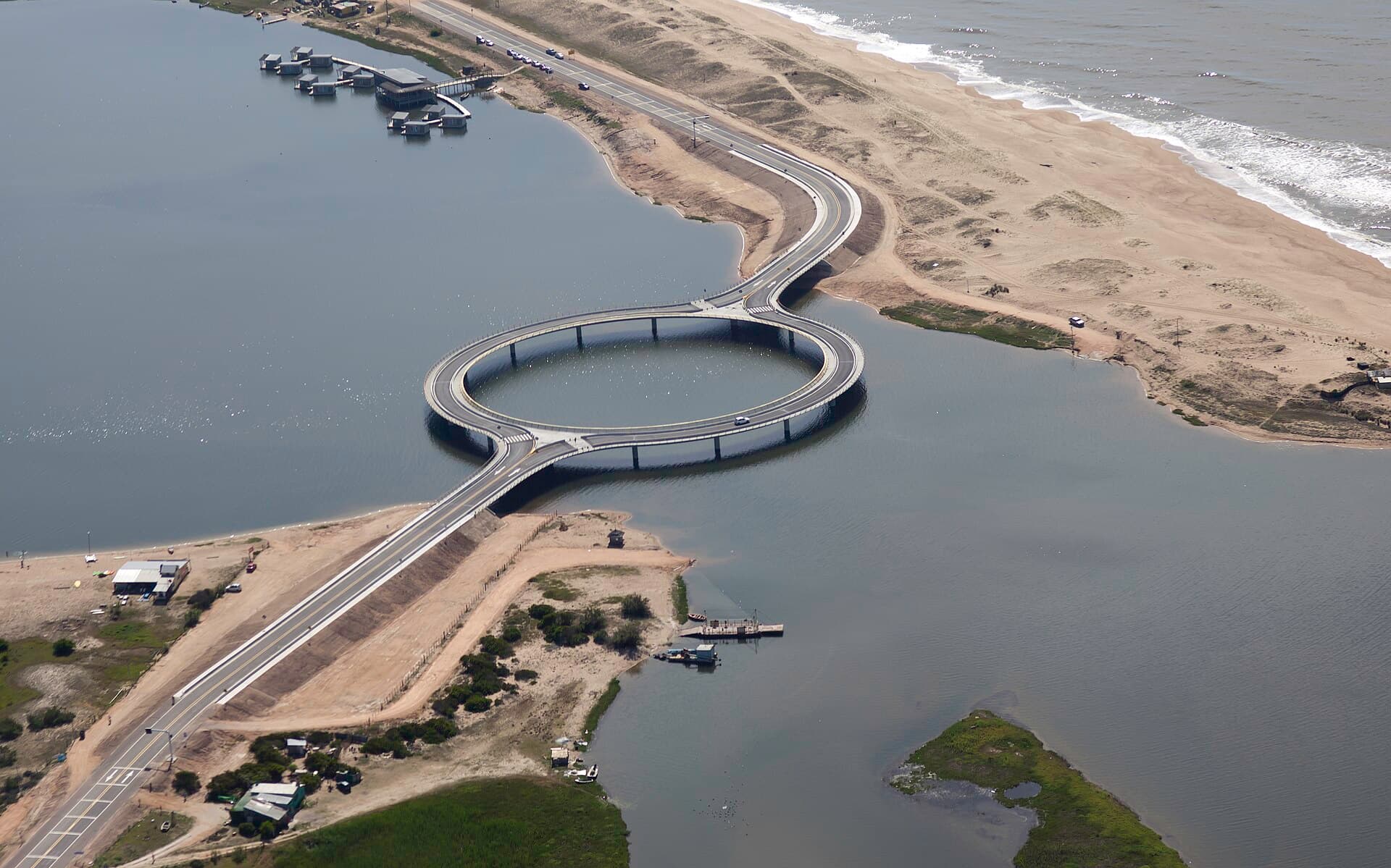 Round bridge over Laguna Garzón