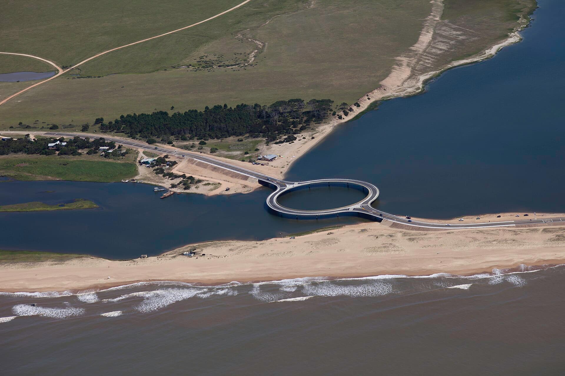 Round bridge over Laguna Garzón