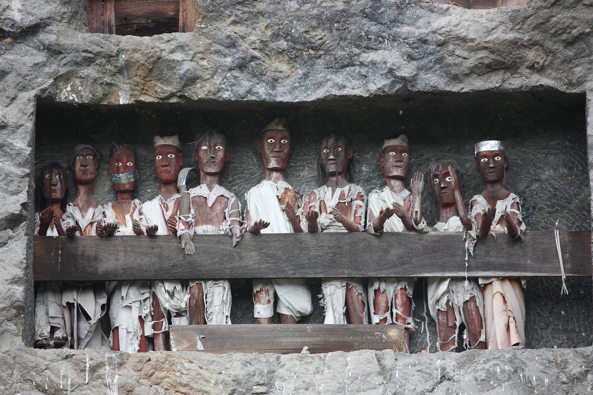 Lemo stone graves