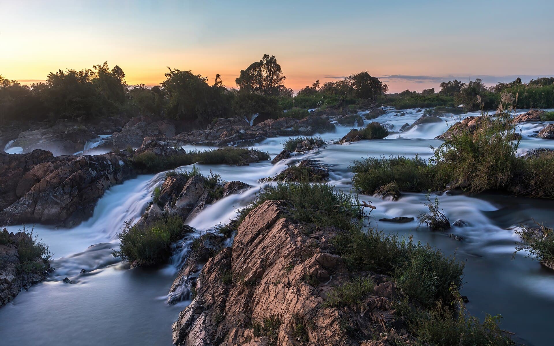 Li Phi falls on Don Khon