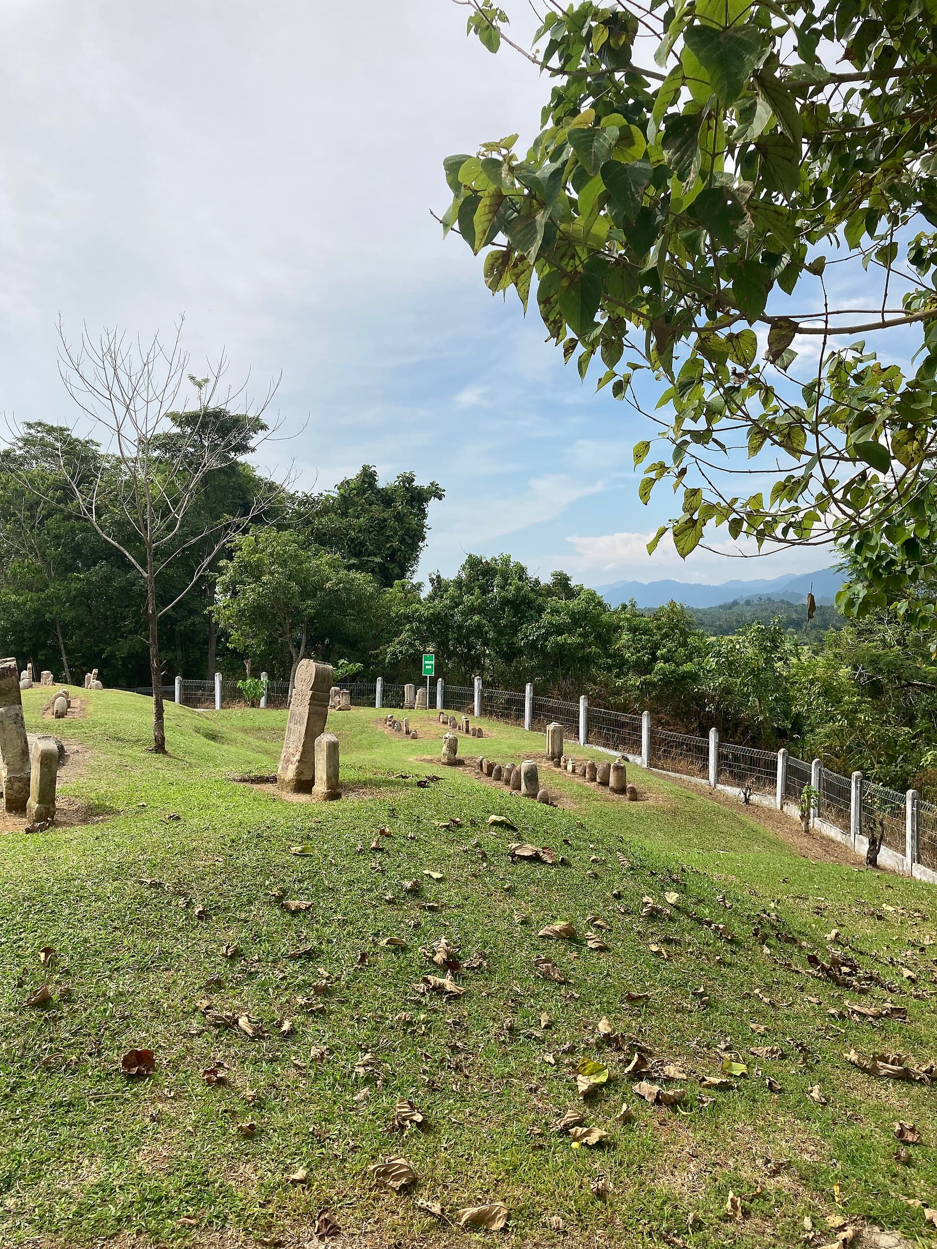 Mahligai old tomb complex, Barus