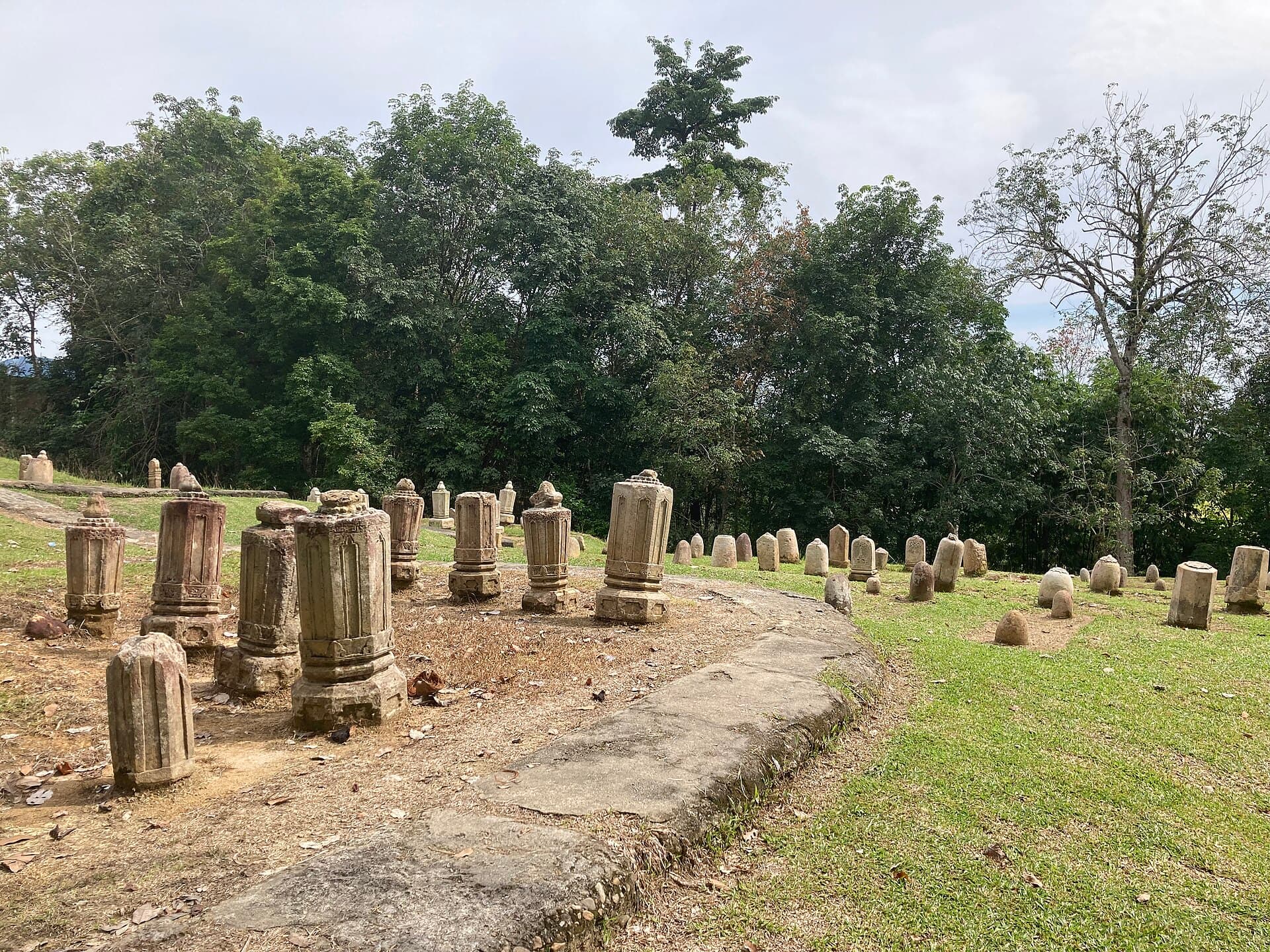 Mahligai old tomb complex, Barus