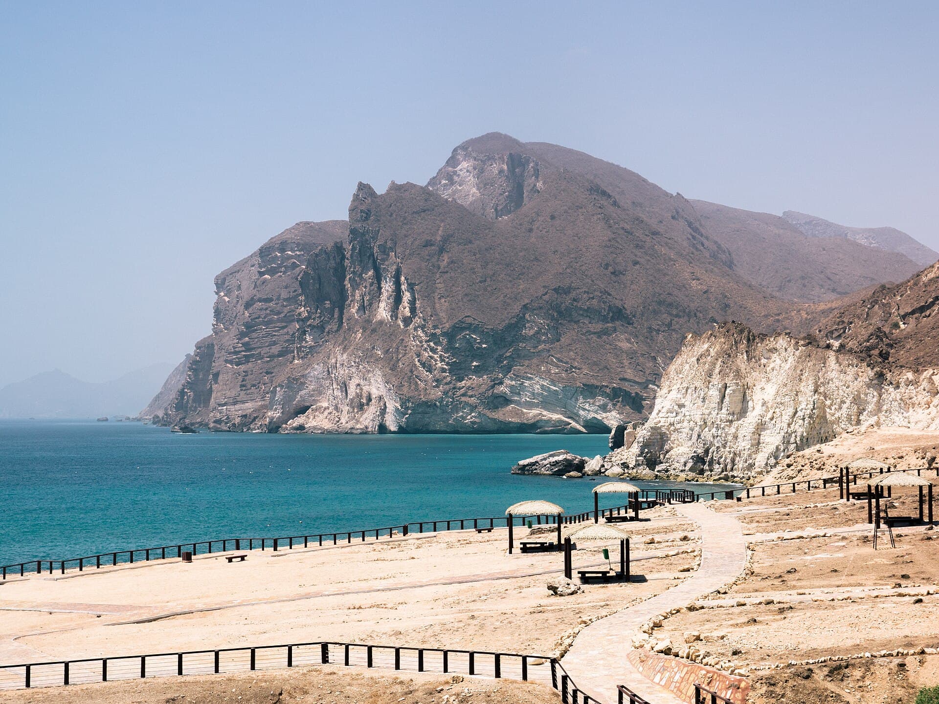 شاطئ المغسيل ونوافير الكهف