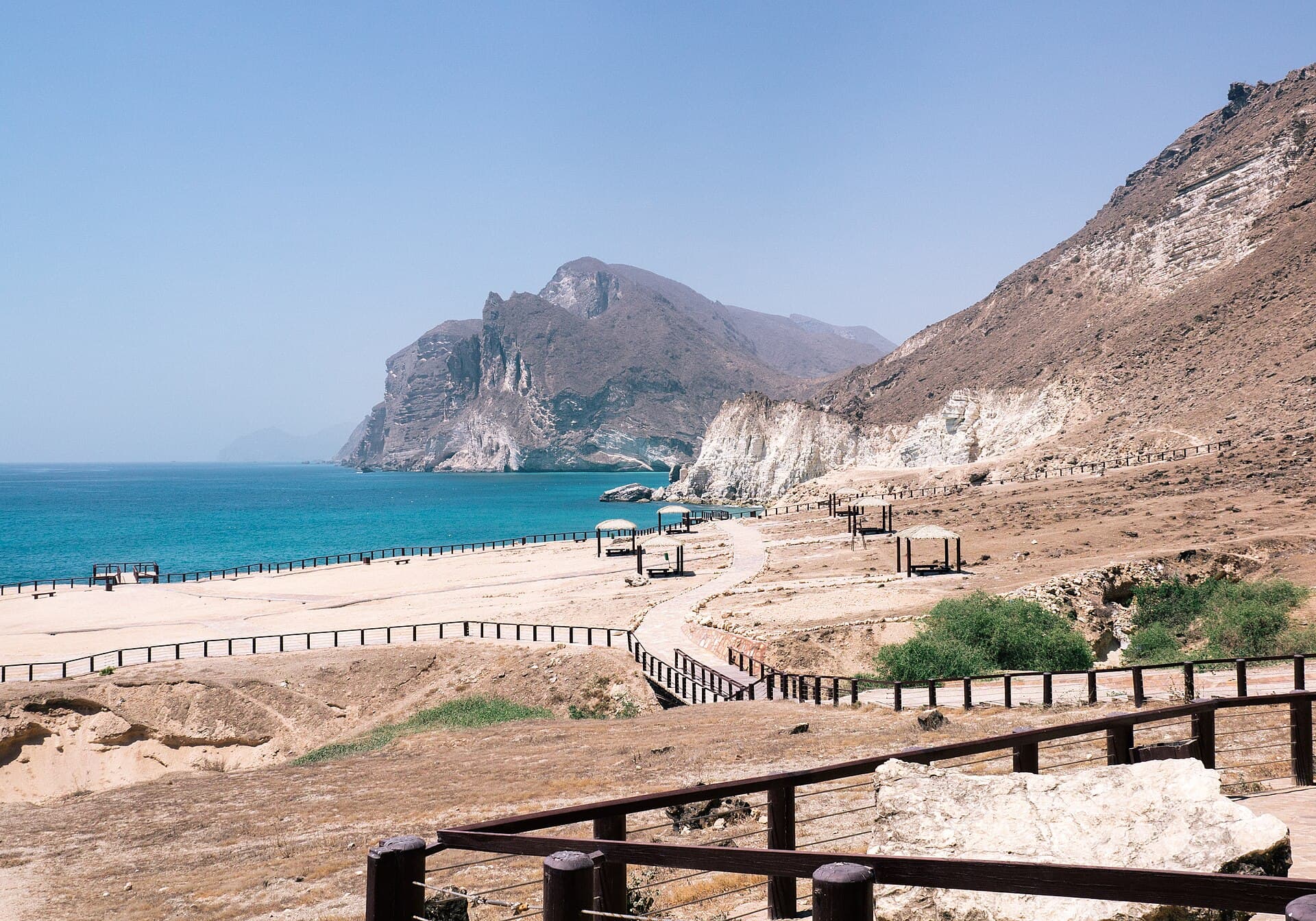 شاطئ المغسيل ونوافير الكهف