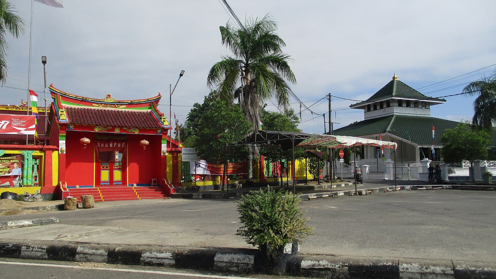 Muntok Jamik Mosque and its Neighbouring Temple