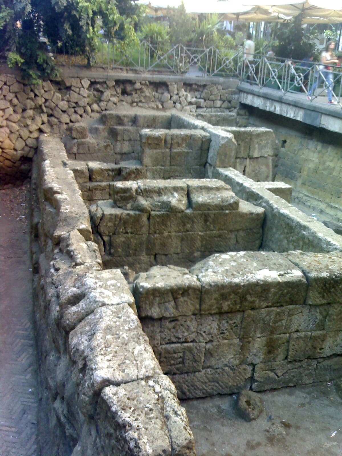 The Greek Walls, Naples