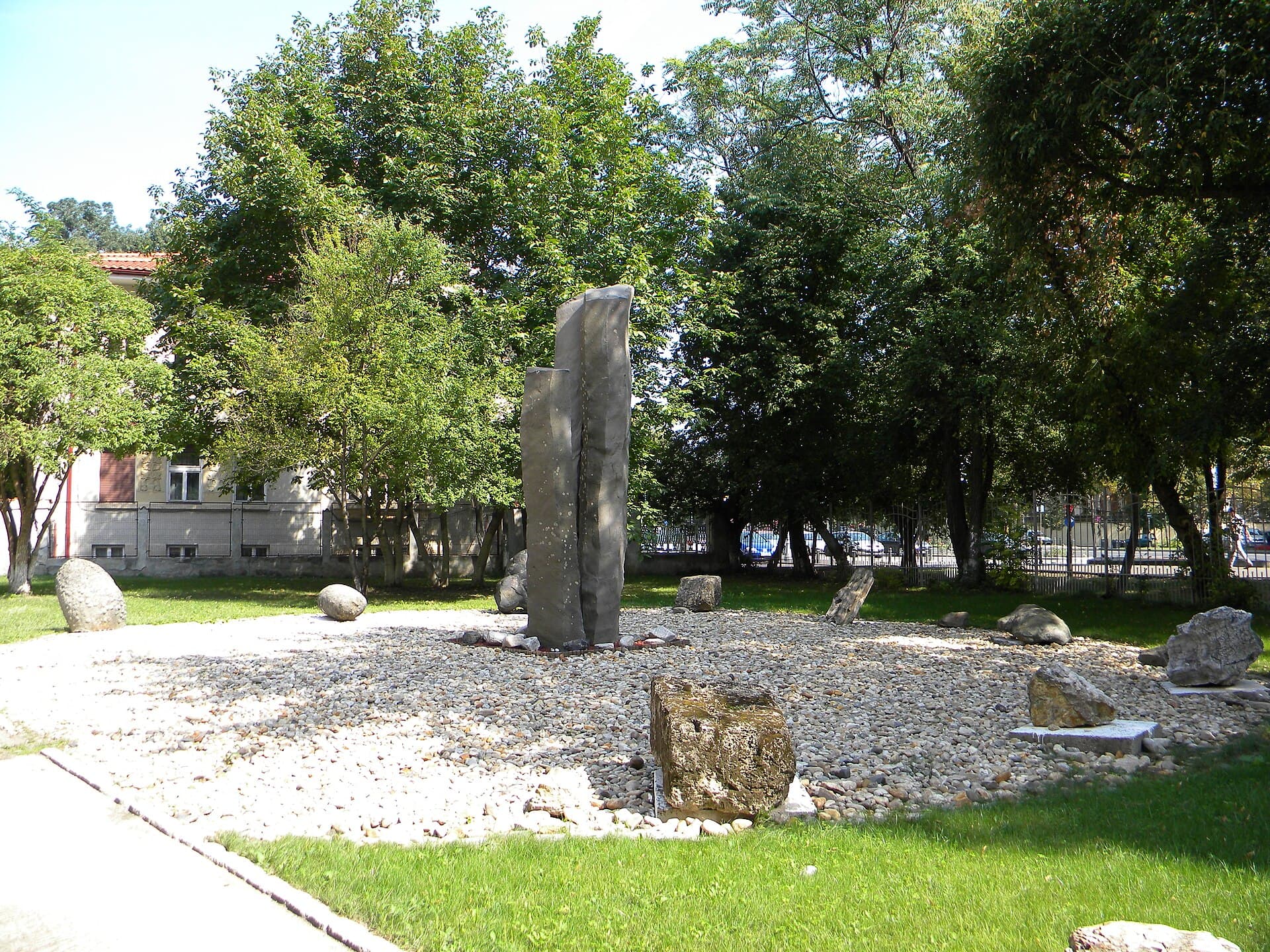 The museum garden and its white front