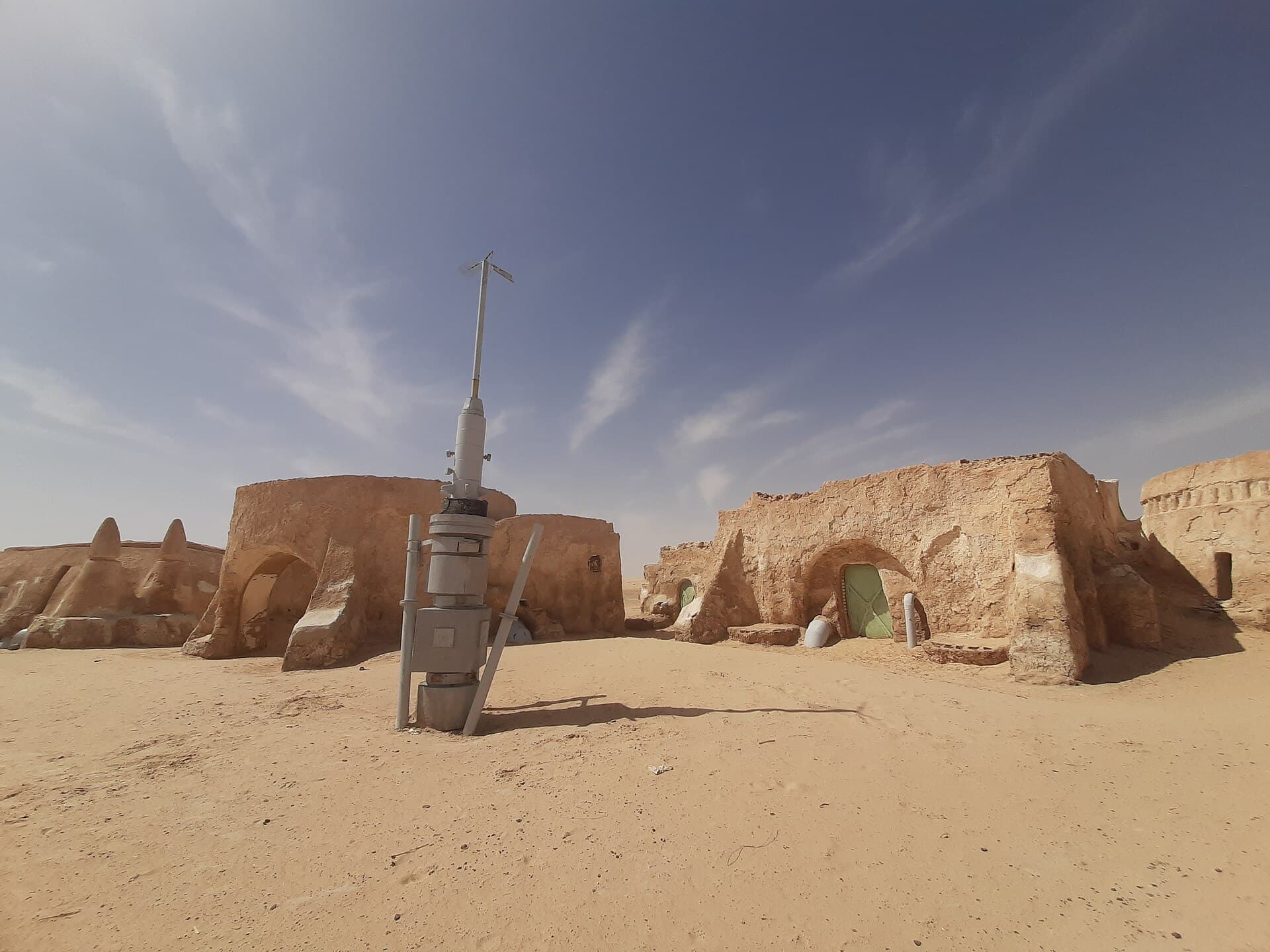 عنق الجمل وديكور حرب النجوم، توزر