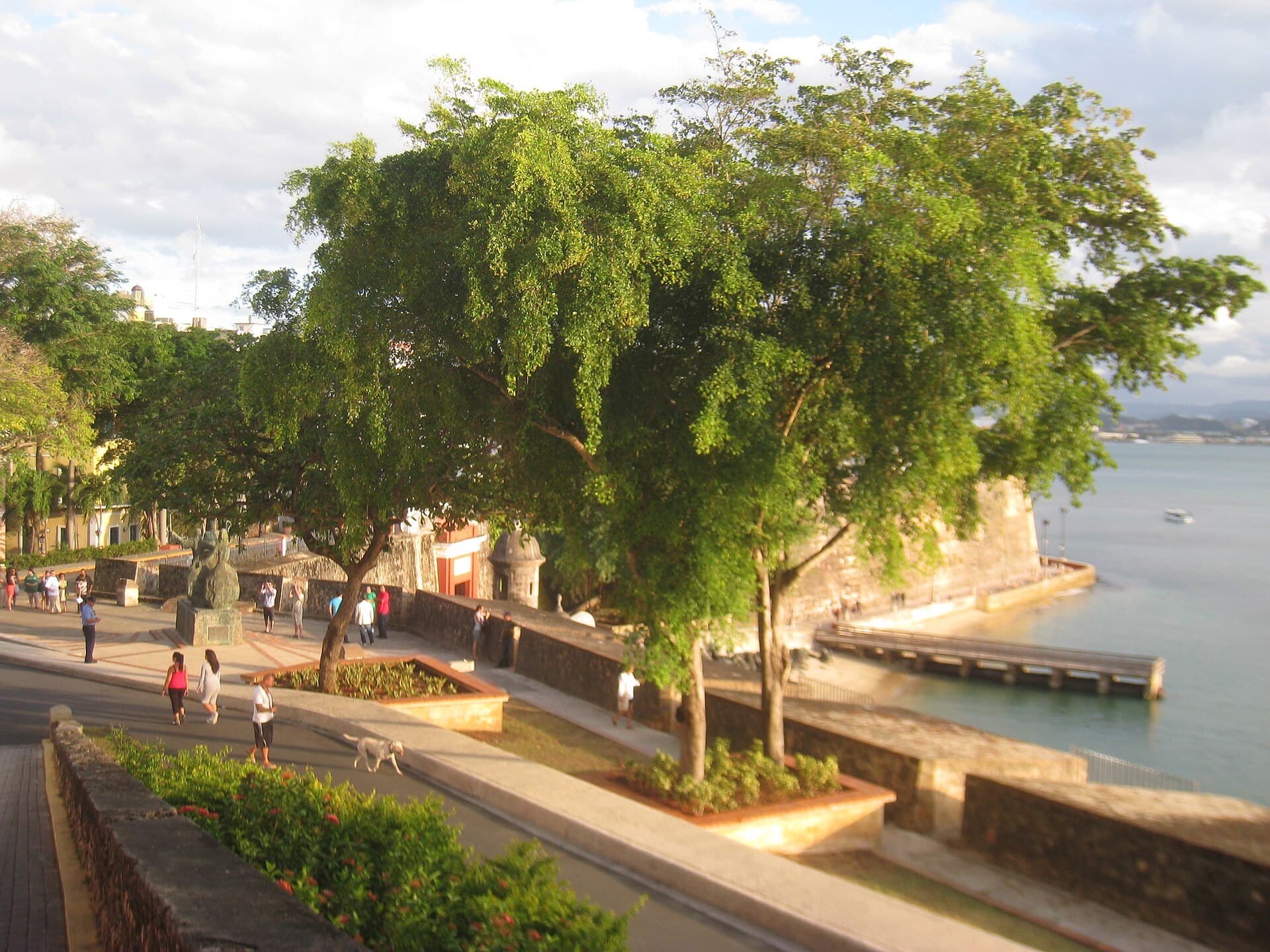 Paseo de la Princesa and the City Walls