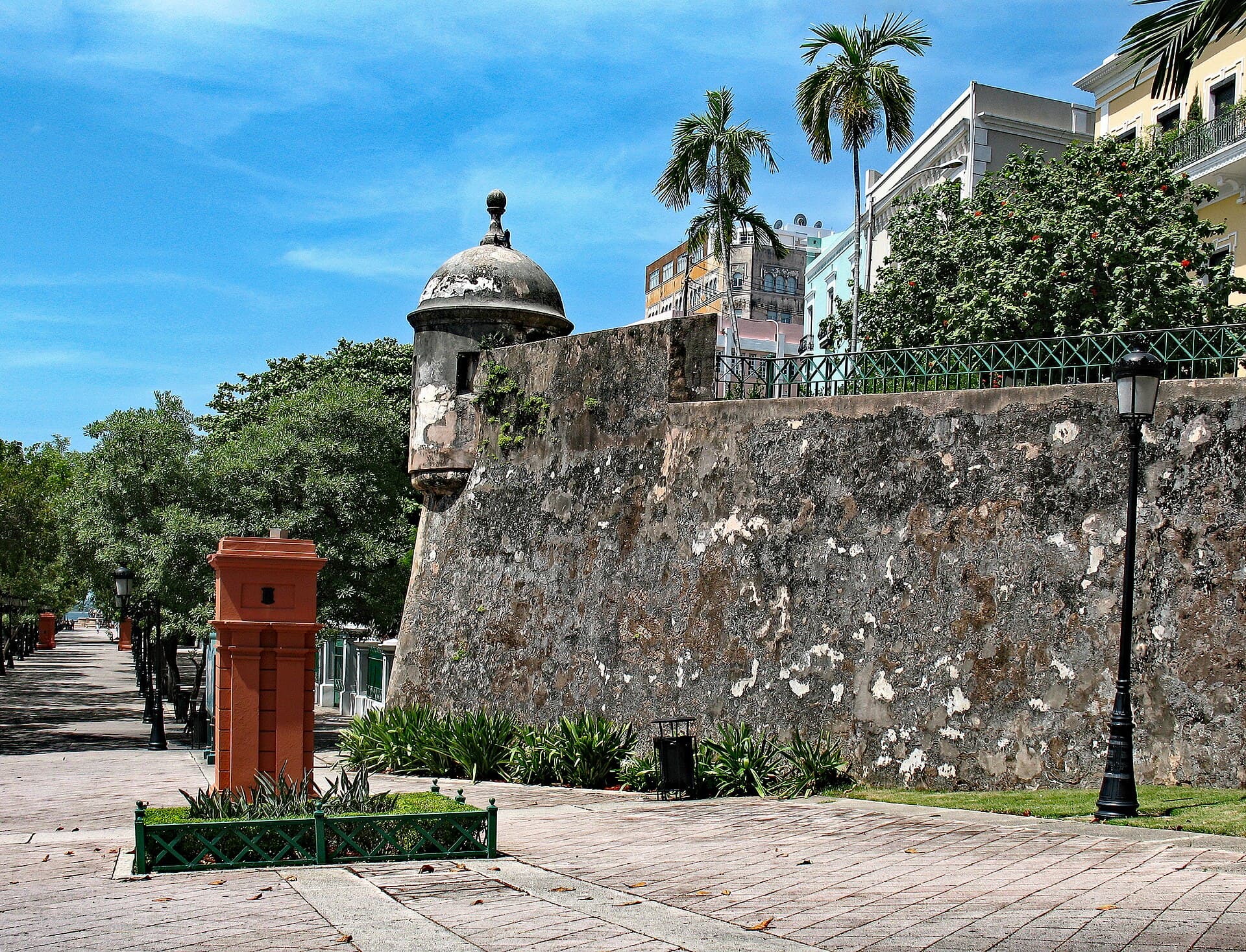 Paseo de la Princesa and the walls of San Juan