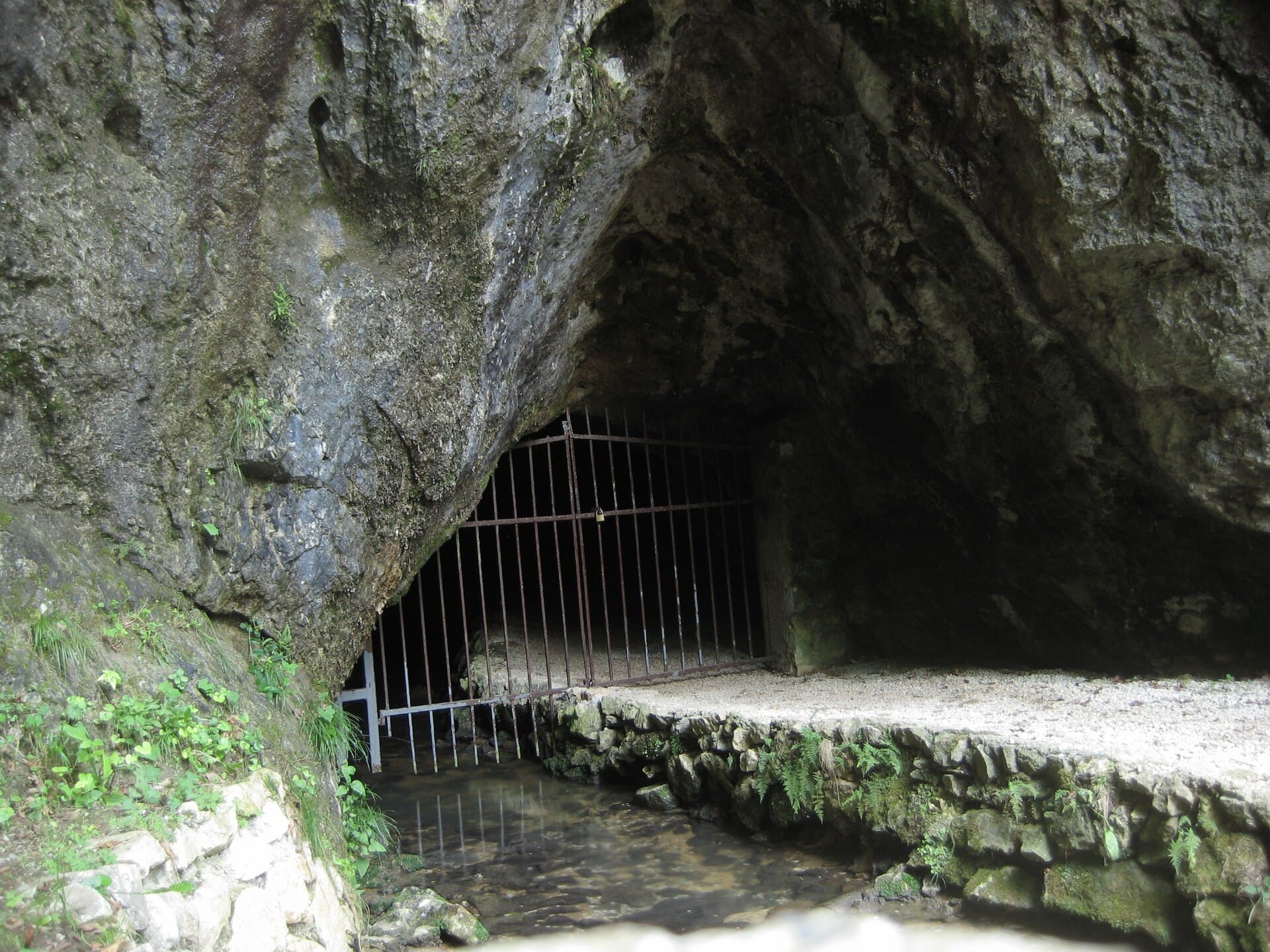 Pekel Cave, Šempeter