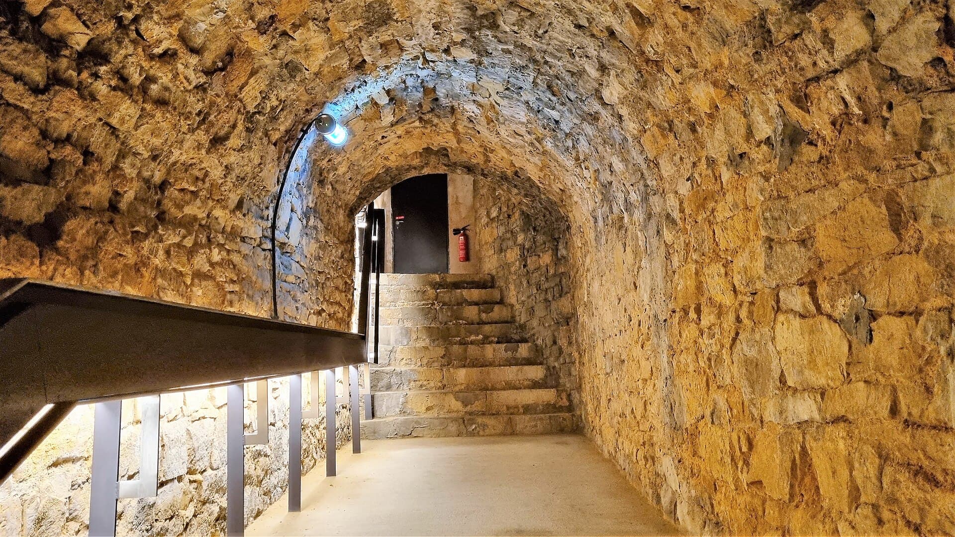 A gun room with an embrasure onto the Petrusse valley