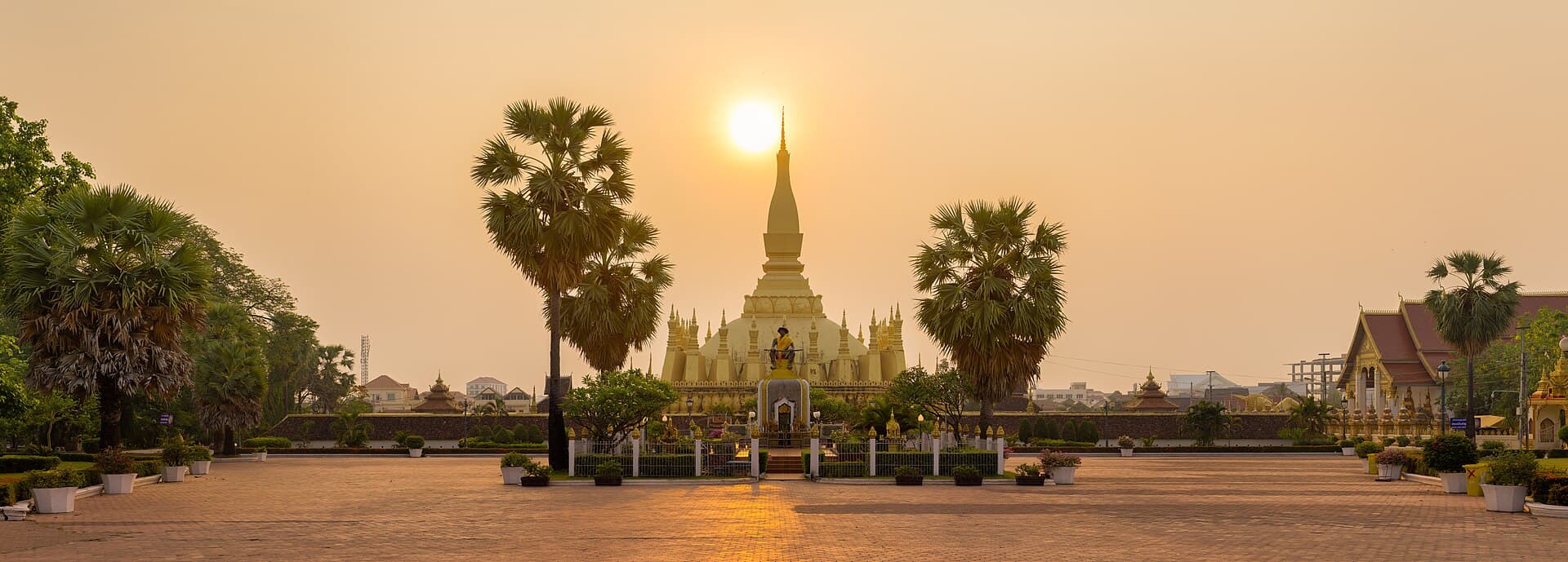 The golden Pha That Luang