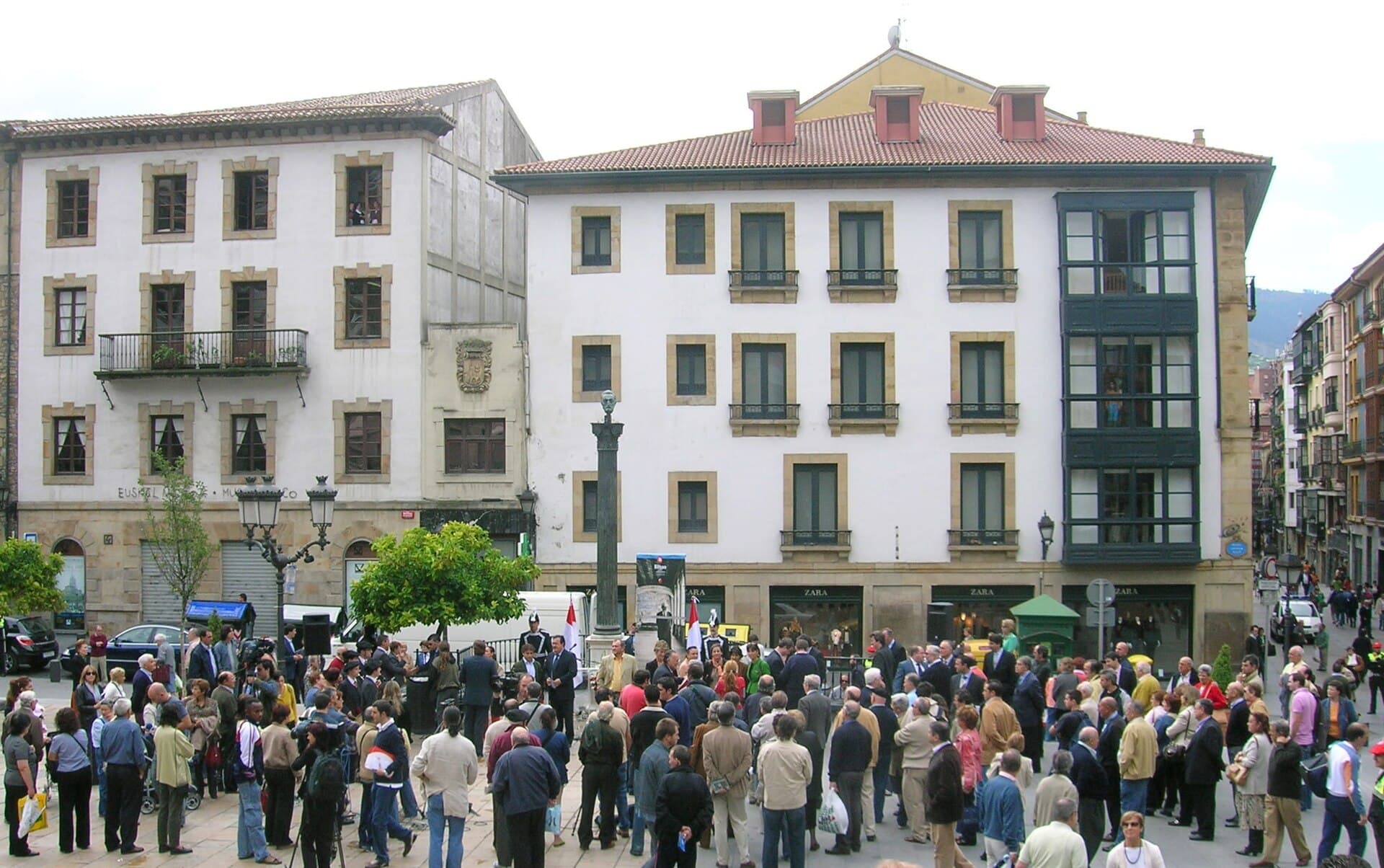 The square and its surrounding buildings in the Casco Viejo