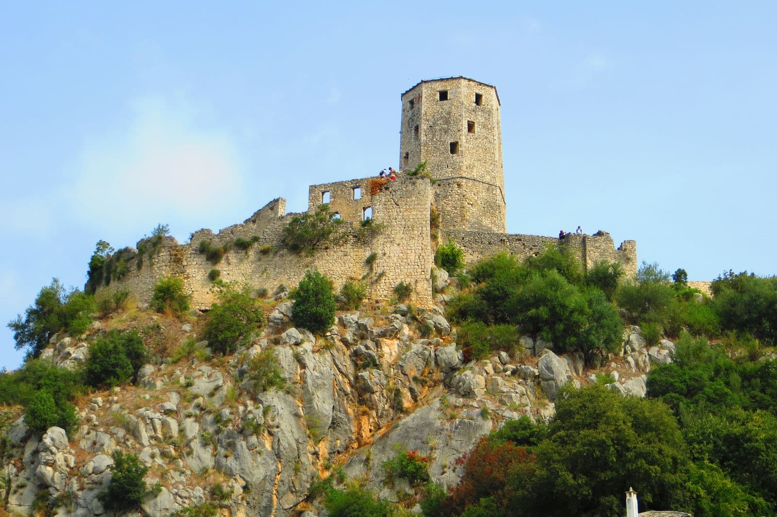 بلدة بوتشيتيل التاريخية المسورة