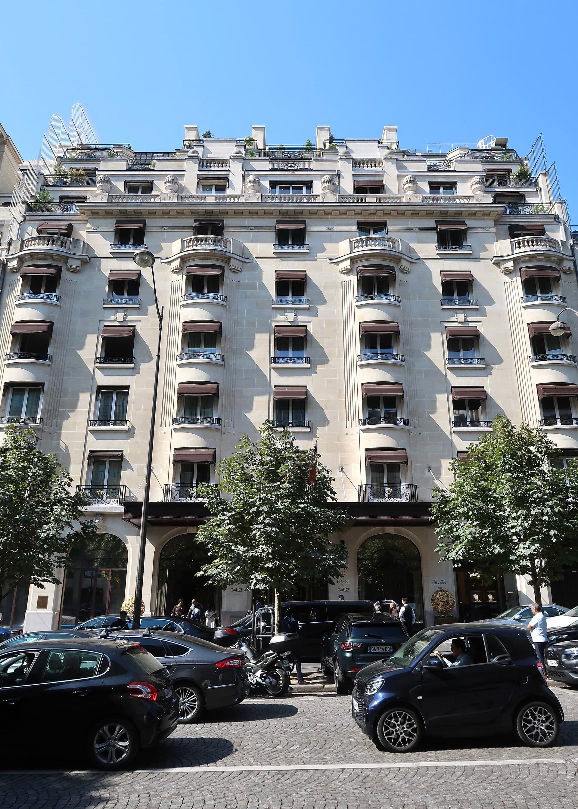 The full facade of the Prince de Galles