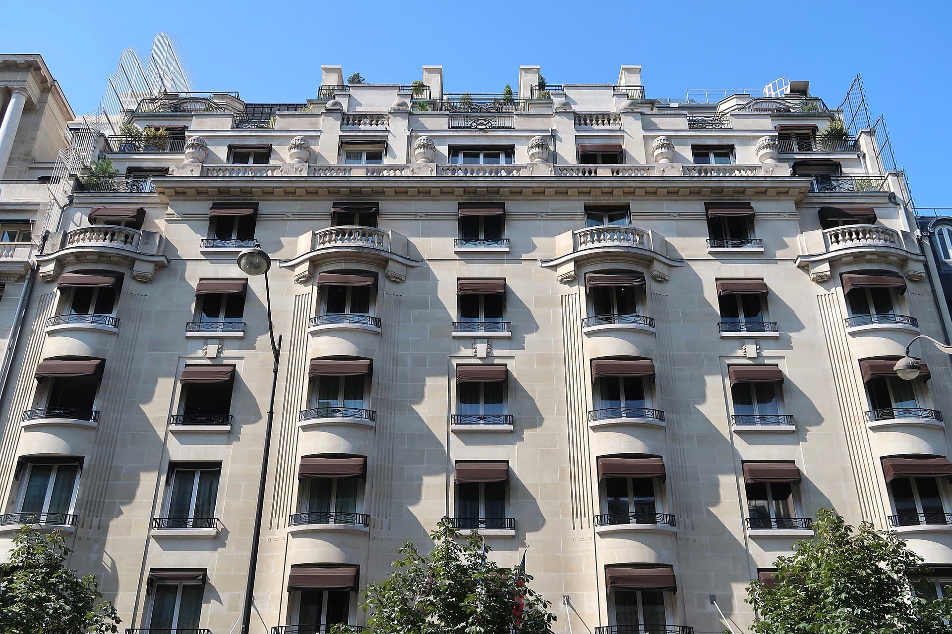 Art Deco detail on the Prince de Galles facade