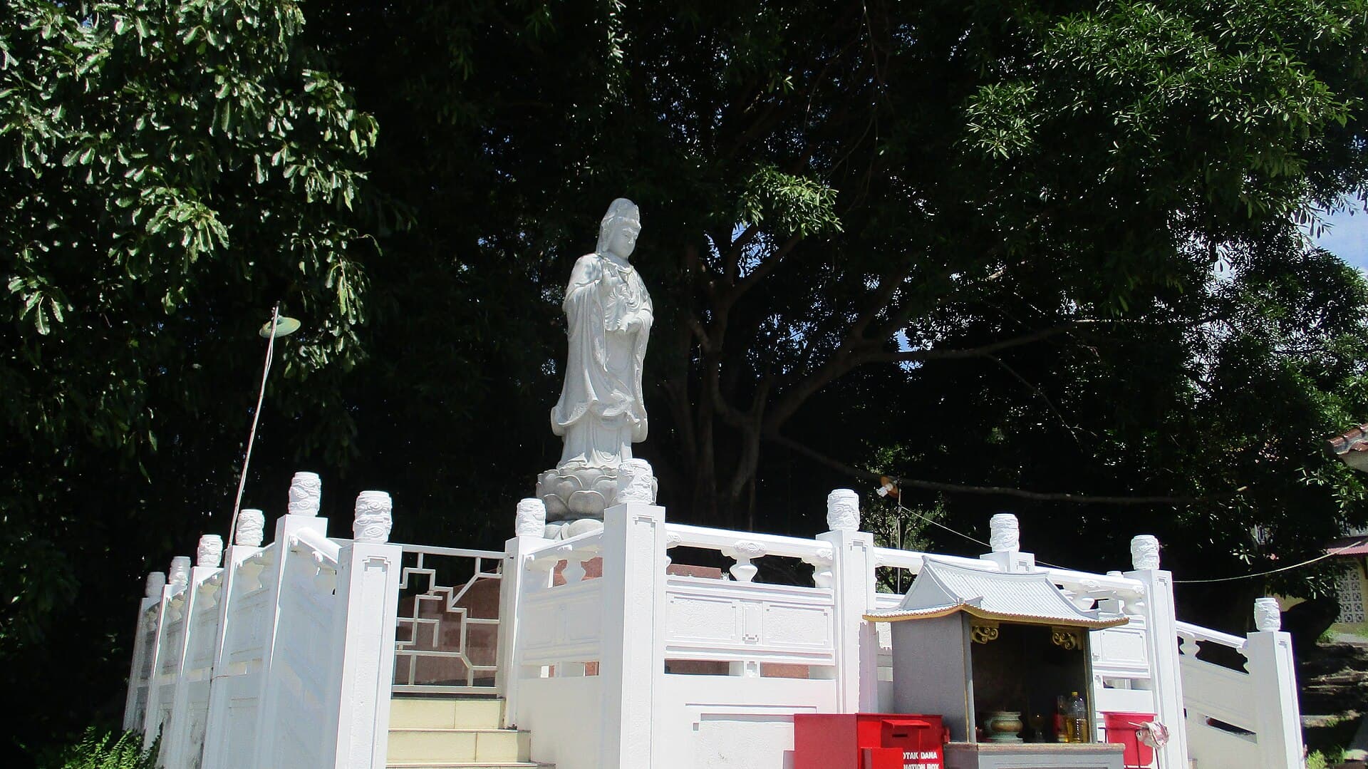 Puri Tri Agung temple on Tikus beach