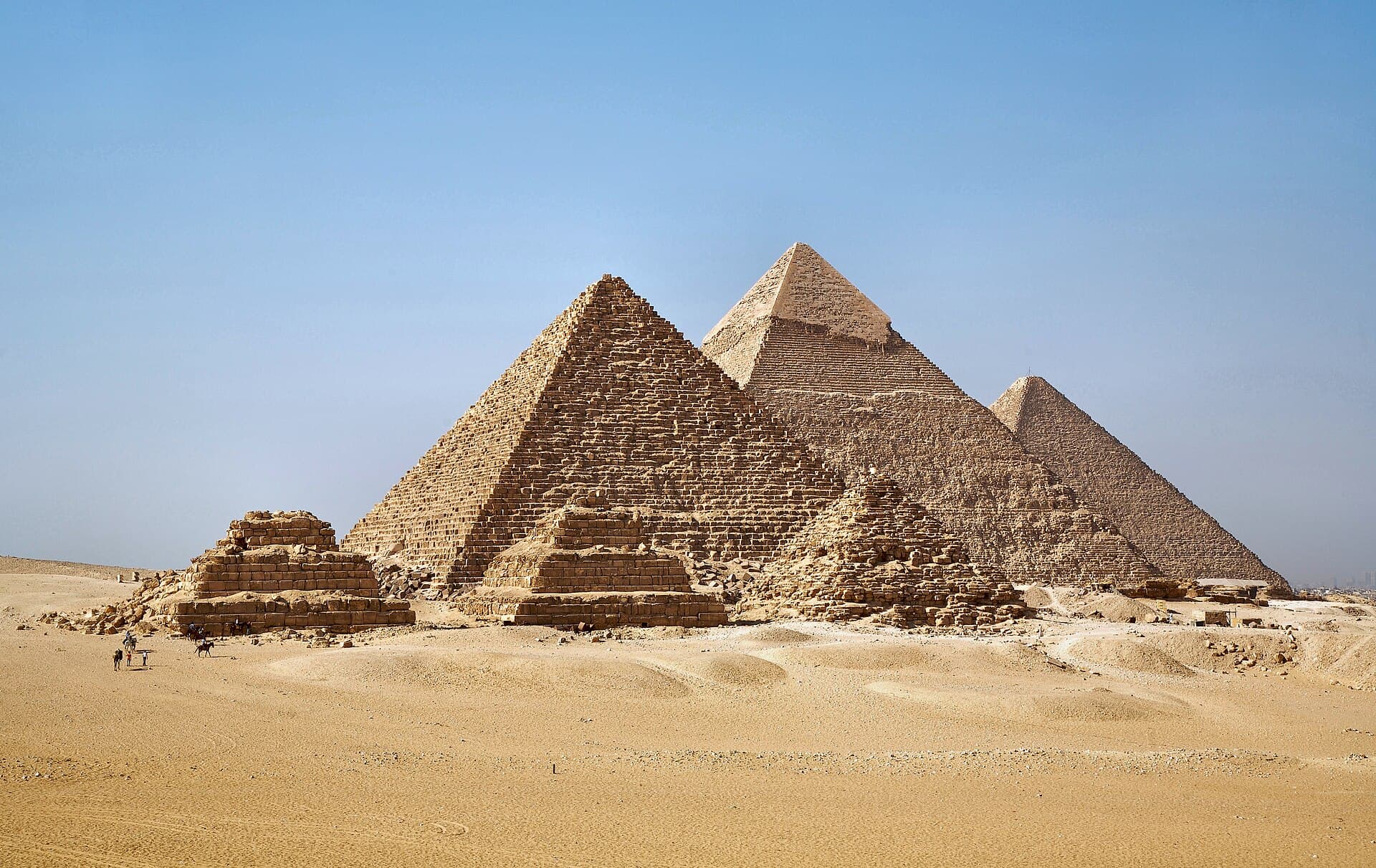 الأهرامات من زاوية الصحراء الغربية
