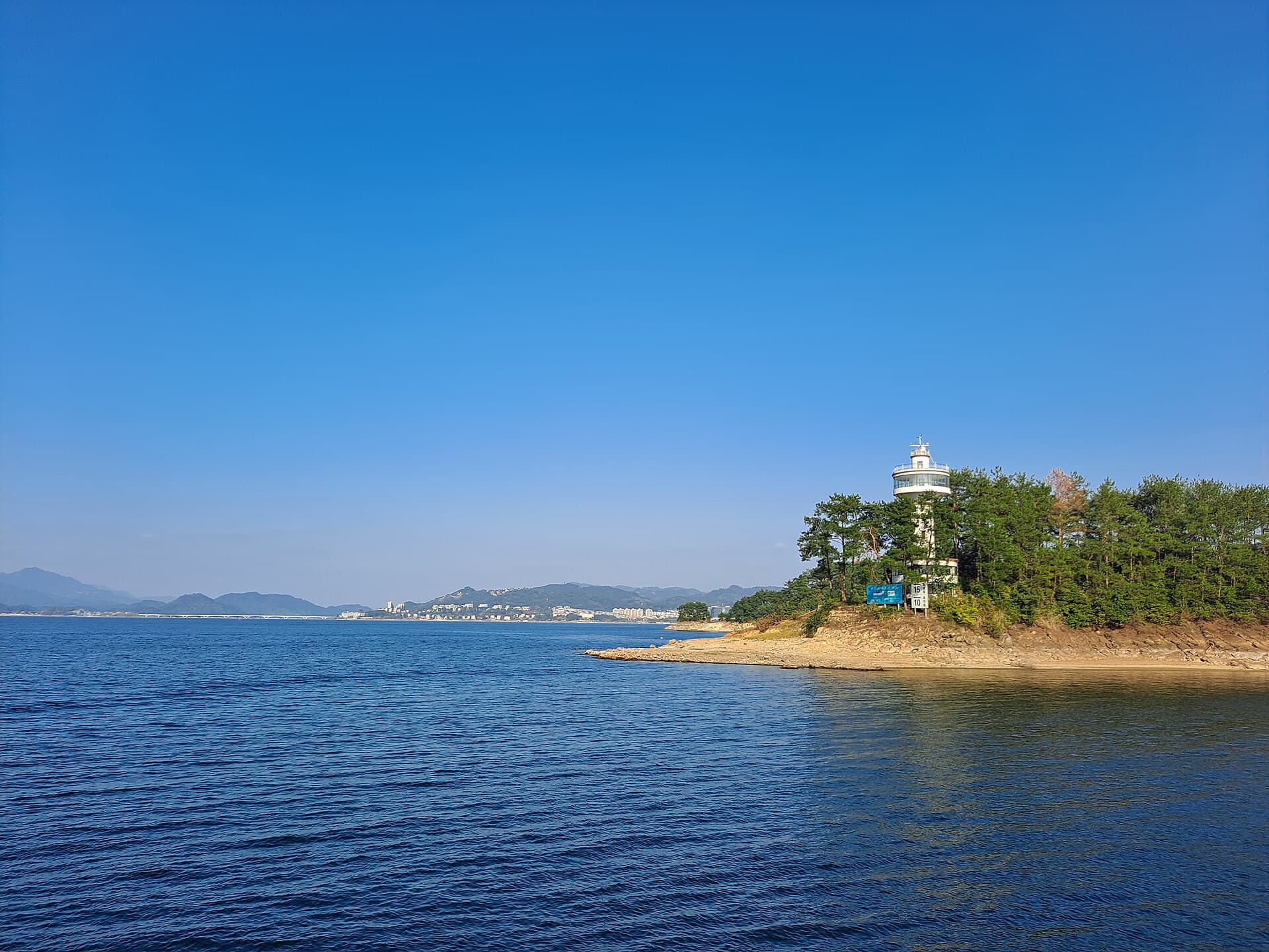Qiandao Lake (Thousand Island Lake)